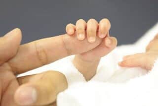 橘ひと美のインスタグラム：「産まれたての私の手 ・ こう見ると人差し指の第一関節分しかないぐらい本当に小さくて、人間の生命力の素晴らしさを感じるなぁ、、、」