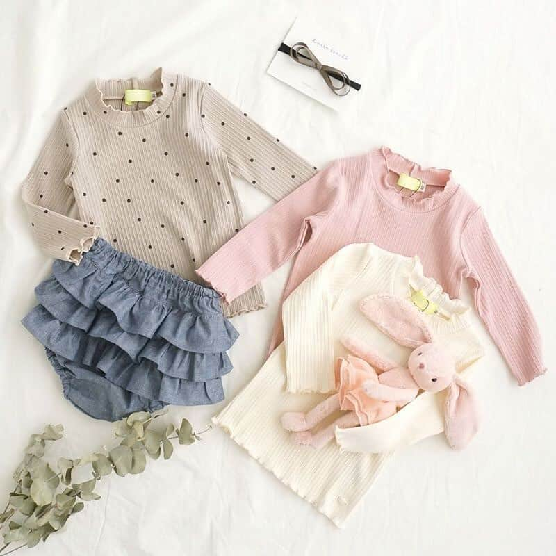 かわいいベビー服・子供服Babychuさんのインスタグラム写真 - (かわいいベビー服・子供服BabychuInstagram)「【今買いたすなら💡便利なリブトップス☝️ブルマとの相性も抜群】 . 春の新作がぞくぞく入荷中～🍀 どれも爽やかな春カラーで見ているだけでも気分はUP🍒 秋冬はくすんだカラーが多いので 爽やかなトップスをGETして春コーデを楽しんでくださいね😘 . ブルマ、ボトムス、ジャンスカなどどんなボトムに合わせても女の子らしいコーデが楽しめちゃう♥️ 全て在庫限りだから 急いでチェックしてね～✔️ . 🍒フロントスリット☆リブロンT size:80/90/100/110/120 color:グレージュ/オフホワイト/チャコール/モスピンク price:1,900円+tax . 🍒メローフリル☆パターンリブロンT size:80/90/100/110/120 color:アイボリー/ミント/グレージュ/ラベンダー price:1,900円+tax . 🍒プチハイネック♪メローリブTシャツ size:80/90/100/110 color:ドットグレージュ/ピンク/アイボリー price:1,600円+tax . 🍒お花モチーフ♪メローリブTシャツ size:70/80/90 color:ライトグレー/ベビーピンク/ホワイト price:2,000円+tax . 🍒裾レース♪リブTシャツ size:80/90/100/110 color:ピンク/ホワイト price:2,000円+tax . プロフィール欄のURLから、今すぐべびちゅHPへGO💨 上部バナーから、バックリボン付きフリルパンツをチェックできるよ♪ . . 📣会員さま📣 必ずログインしてからお買い物を！ . 全商品ポイントUPキャンペーン開催中🎊 . 💡会員様だけのお得なキャンペーンです。商品代金の５％をポイントでもらえます💡 . 今回貯めたポイントを使えば、これからまだまだ登場する新作アイテムがおトクにGETできちゃう😍 . ⏰2月13日(土)23:59まで！ . ポイントUPのチャンスに❣️ 今すぐ！ログインしてお買い物😘 . まだ会員でない方は先に登録してね！30秒もかからないよ👍 . カートに入れてるアイテムはありませんか～❓ 欲しいもの、ぜーんぶ一緒にGETしちゃお🧚‍♀✨ . . 紹介アイテム品番:MY-M110115 紹介アイテム品番:SP-S106051 紹介アイテム品番:CT-722-152204 紹介アイテム品番:KD-W24810 紹介アイテム品番:WL-N24805 . #ベビーブルマ #トップス #フリブトップス #新作 #春の新作 #べびちゅ #babychu #ig_kidsphoto #ig_babyphoto #かわいい #子供服 #ベビー服 #親バカ部 #女の子 #娘 #赤ちゃん #ベビーコーデ #キッズコーデ #ベビーファッション #キッズファッション #出産祝い #baby #babychujp」2月11日 21時22分 - babychu2014