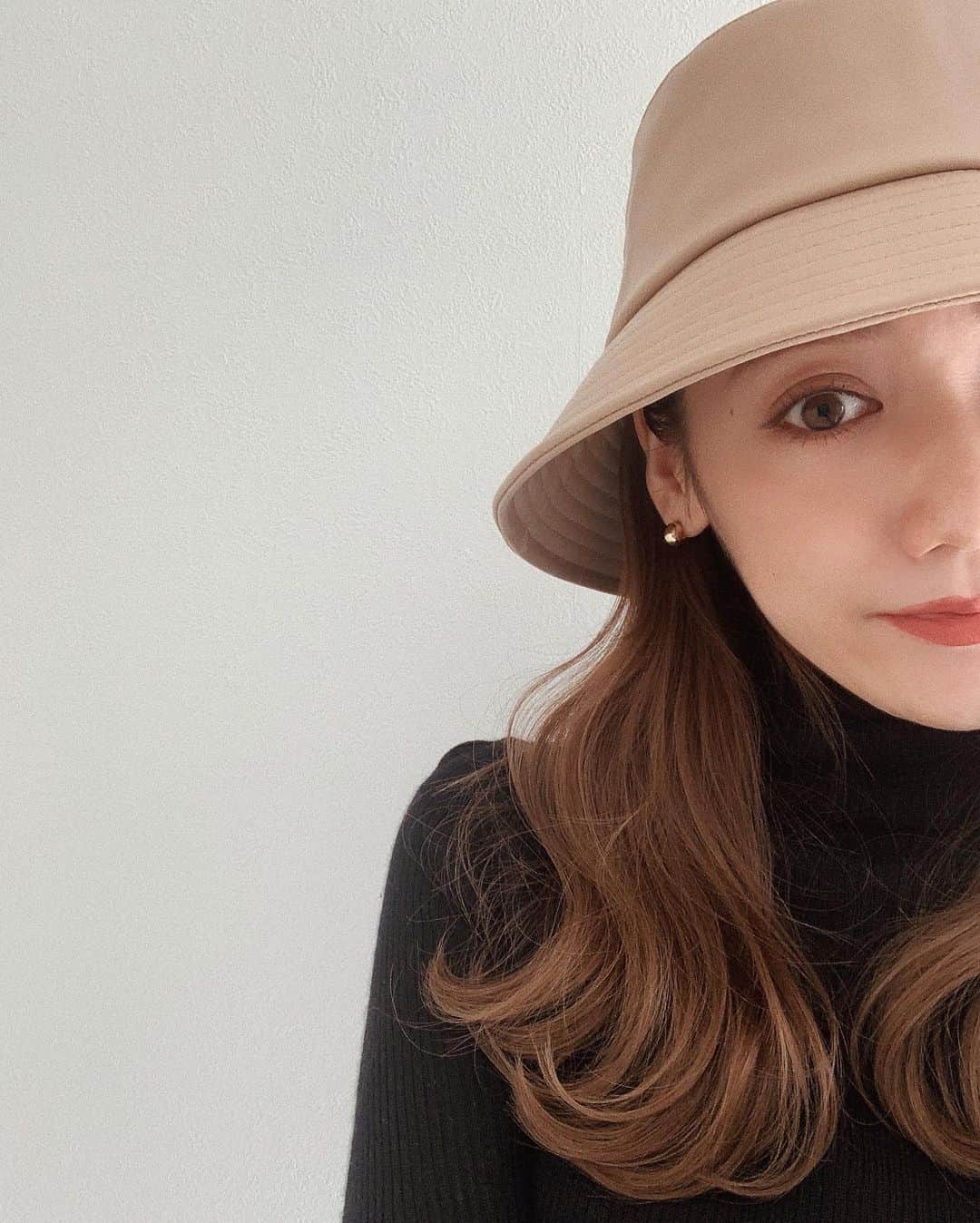 のインスタグラム：「たまにするウェーブ巻き♡ ( 時間あるときだけ🦥 )  どこのか質問いただいてたベージュの バケハはななちゃんとこの☺️☝🏻 @leannofficial @pechi.130  ㅤ ピアスは @gagan.jewelry 🧡 ㅤ ㅤ #ootd #fashion #code #buckethat #バケットハット #バケハ #ファッション #コーデ #ゴールドピアス #ロングヘアー #ウェーブ巻き」