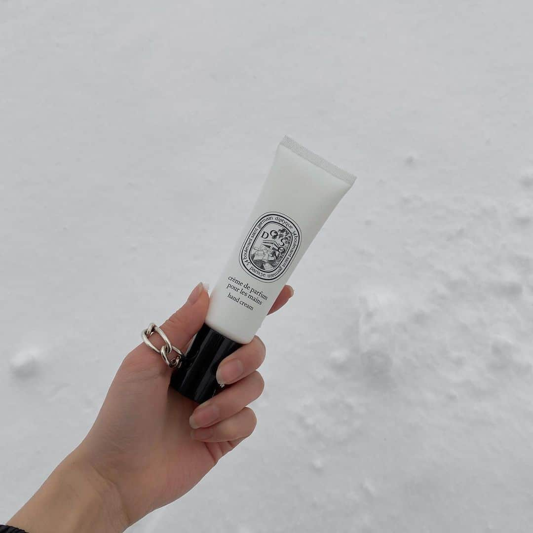 影山可蓮のインスタグラム：「・ ・ diptyque hand cream❄️ ・ ・ 雪の世界は特に手が乾燥するからもってきた☃️キャンドル愛用してたけど新作のハンドクリームもいい香りがつづいてとても好み✳︎ギフトにも良いなぁぁ ・ ・ Thx @diptyque  #diptyque #handcream #cremedeparfum #ハンドクリーム #ディプティック #フレグランスハンドクリーム」