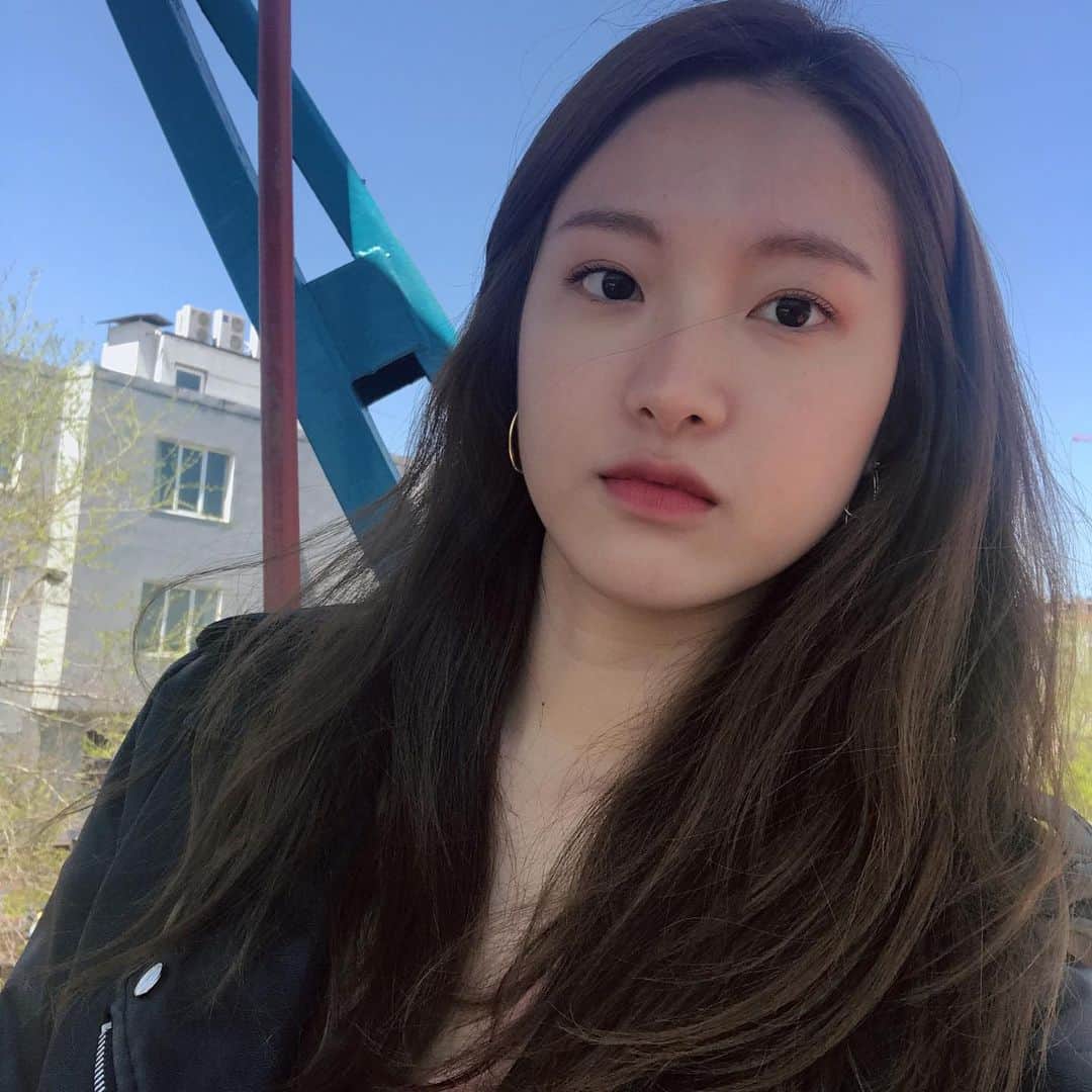 イ・ハウンのインスタグラム：「머리 한번 더 자르고나니까 이제야 긴머리가 그립다...」