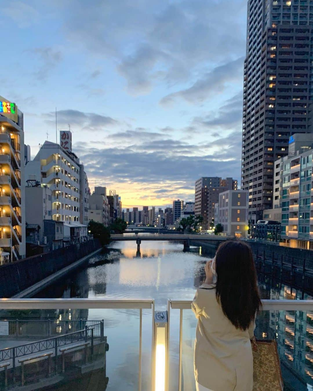 内田眞由美さんのインスタグラム写真 - (内田眞由美Instagram)「日が伸びました？よね⛅️  夕焼け空を見てただぼけーっとするのが昔から好きです のんびりしすぎて遅刻も忘れ物も多い子ども時代ではあったけど👶🏻  変わらず今もぼけっとしてるんですけどね やりたい事や夢がどんどん膨らんでいます、と そんな話を #NEWSポストセブン さんでさせて頂きました  コロナ禍の現状、今後の目標などもお話したので宜しければ、長めのインタビューぜひご一読ください📝 (Yahooニュースからも見れます)  皆さんのコメントを読んでより一層頑張るぞおお、となりました、ありがとうございます。  今、いろんな状況で大変な思いをしている方も多いと思いますが一人じゃないですよ☺️ 一緒に頑張りましょうね✨」2月11日 21時23分 - mayumi_mmm_