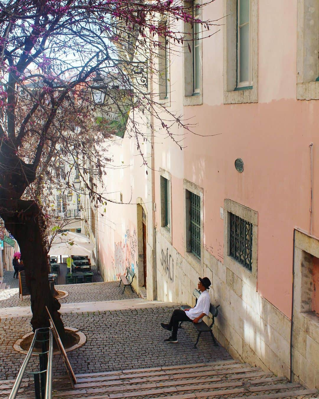 Yuya Oishiのインスタグラム：「Lisbon…🇵🇹🧡﻿ ﻿ ﻿ ﻿ ﻿ ﻿ ﻿ ﻿ ﻿ #portugal #lisbon #sunnyday #amazing  #beautiful #travel #trip #journey #travelgram #love #happy #art #fashion #instagram #nice #instagood #lifestyle #journey #traveler #instatravel #instatraveling #ポルトガル #リスボン  #海外 #海外旅行 #旅 #海外生活 #旅行 #絶景 #🇵🇹」