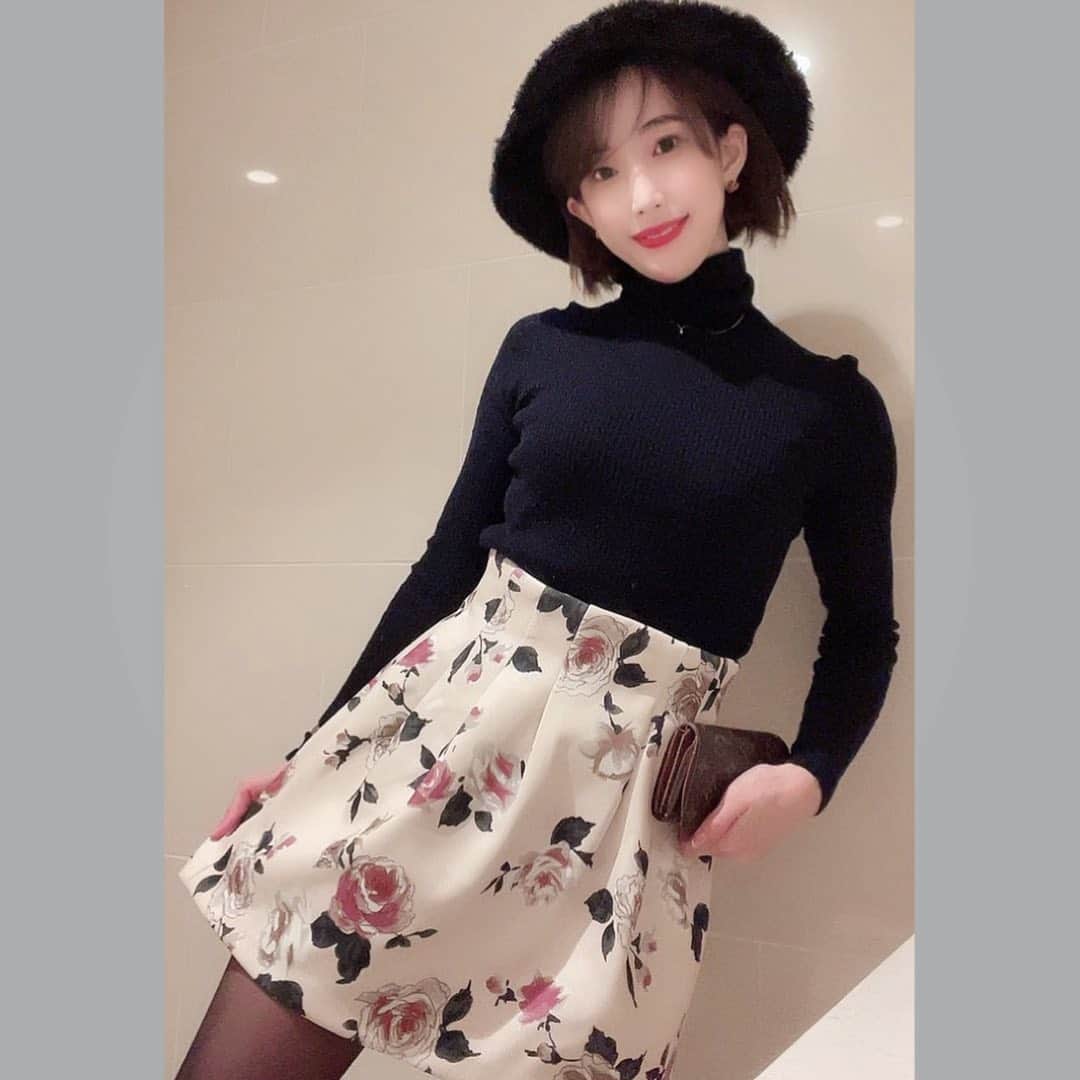 のインスタグラム：「﻿ ﻿ お気に入りスカートは母からの🎁﻿ thanx,mom🥰💗﻿ ﻿ ﻿ 明日も#ウメダfmbehappy789﻿ 『Be sports friday』🧘‍♀️﻿ 午後5時から7時🕔2時間生放送です🗣﻿ ﻿ ﻿ 明日のメッセージテーマは﻿ 『バレンタインにもらって嬉しいもの』です💌﻿ ﻿ 女性から男性へ❤️🎁というだけでなく﻿ お友達に🤎お世話になっている人に🤎﻿ 日頃の感謝の気持ちを込めて贈り物を﻿ する事も多いバレンタイン💗﻿ ﻿ もらって嬉しいスイーツや日常で使えるもの﻿ などなど！なんでも大歓迎🙆‍♀️🌿﻿ ﻿ ﻿ 今、あなたが聴きたい曲と共に﻿ メッセージおまちしてます🙋‍♀️🌈﻿ ＊番組名『Be sports friday』を選択してね🏃‍♀️﻿ .﻿ .﻿ ﻿ ﻿ ﻿ ﻿ ﻿ ﻿ ﻿ ﻿ ﻿ ﻿ ﻿ ﻿ ﻿ ﻿」