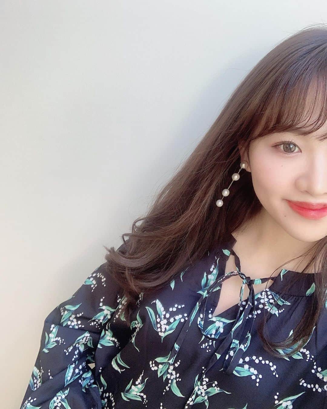 のインスタグラム：「𓂃 𓈒❁⃘  にっこり☺️(女神様と話した後だからにやけてる笑)  さっきストーリー載せたら髪色についてたくさんDMいただいたので💌  みほさんカラー @miho__motoyama です🤍 今回はオリーブが入ってる🌿透明感〜♡ 前髪もお任せしていつも可愛くしてくれるよ☺️ だいぶ髪伸びたから次はカットもしようかな〜🌷  #new #haircolor #jourdemuguet #fashion #onepiece #muget」