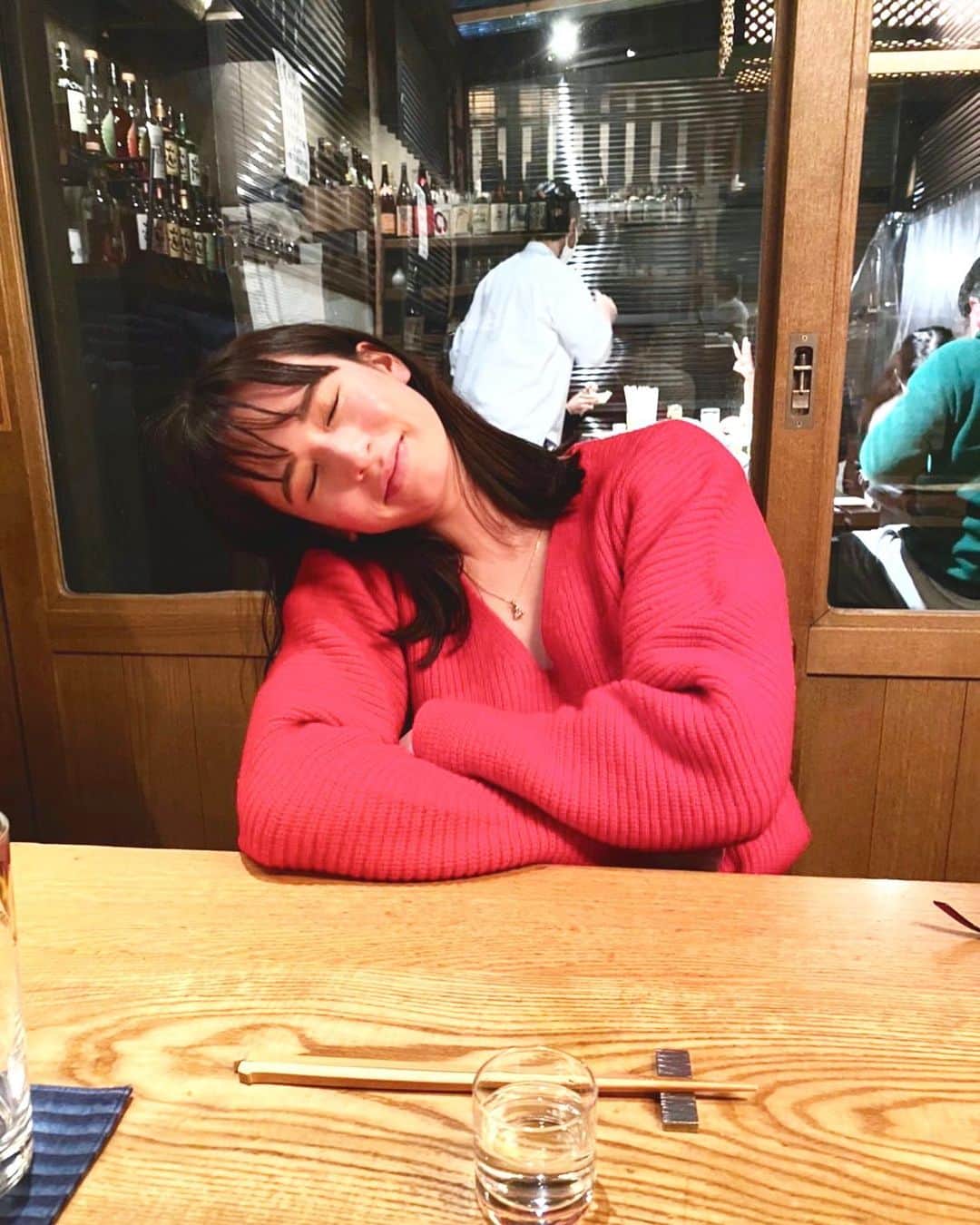 持永真実さんのインスタグラム写真 - (持永真実Instagram)「. 寝てる時と、心許せて居心地が良いと思えるひととご飯食べてる時がが1番しあわせぇ〜〜🍶😴💤💭」2月11日 21時26分 - mami_mochinaga
