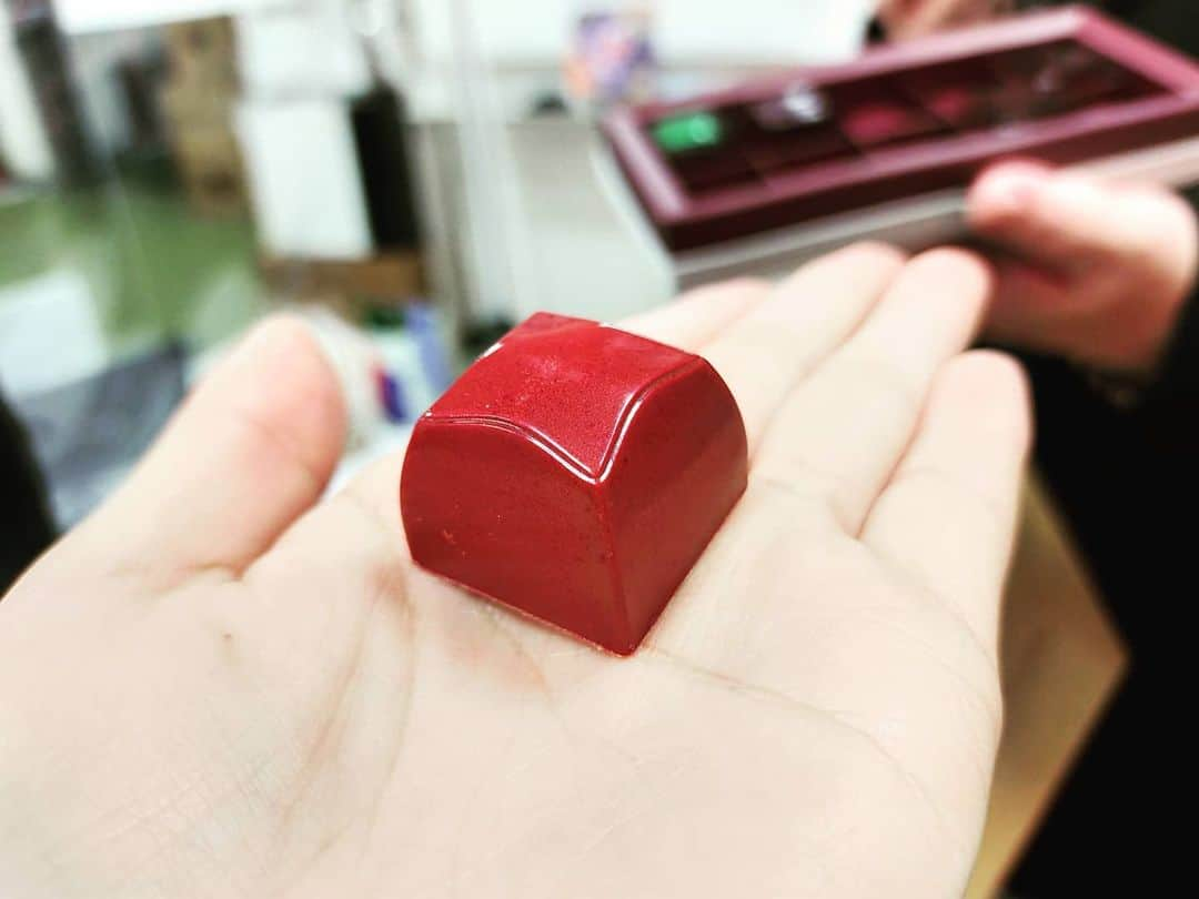 優木瑛美のインスタグラム：「チョコ🍫もらったぁぁ❤️ . . 1枚目は先週金曜のつながるニュースで紹介してたお店✨ . ◆神戸・岡本 「Nakamura Chocolate」さんの 【AUSTRALIA SELECTION】　 . 10種類ある中の1個を頂きました🤤 . ほんまにびっくりするくらい美味しい💓！！ お裾分けありがとうございます✌🏻 . 気になる方は先週のつながるニュースを見て、ナカムラチョコレートで検索してみて🔍 . . 2枚目は整骨院の患者さんから受付さんにって頂いたmonloireのリーフメモリーのチョコ🌿 . . 気持ちが嬉しいよね✨ 美味しいチョコ食べれて幸せでした😇 ありがとうございます❣️ . . (逆チョコ待ってます！) . . #バレンタイン #チョコレート #NakamuraChocolate #ナカムラチョコレート #monloire #モンロワール #神戸 #岡本 #芦屋」