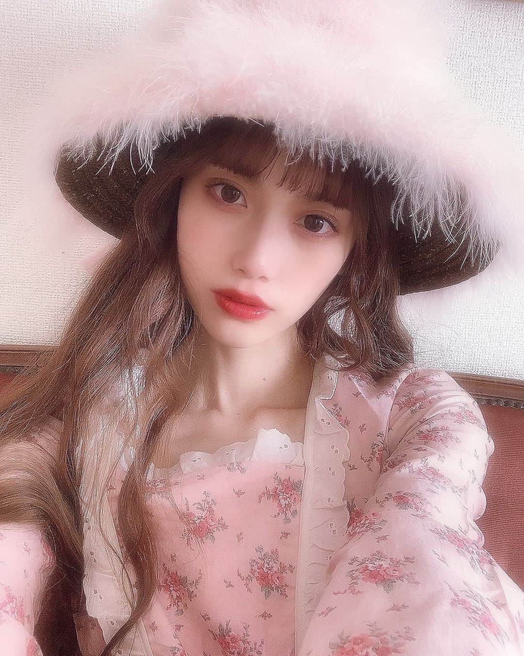 酒元麻衣（まいへー）のインスタグラム：「60sのマラボーハット🤍 . . . . アイコンかえる🐇🤍」