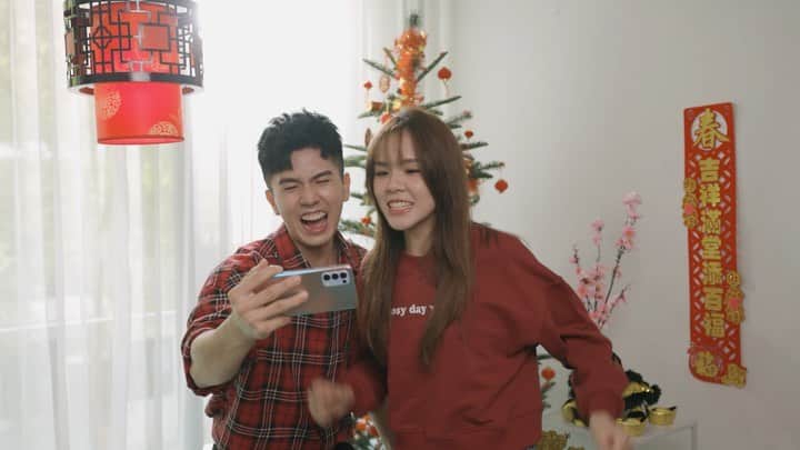 蔡常勇のインスタグラム：「活了25年，有生以來沒得回家過年...😭 . . OPPO Reno5 線上撈生正式啓動了！  雖然因為疫情關係不能與朋友及親友們見面，和他們一起撈生！ 但是你可以參加OPPO Reno5 的線上撈生活動！和你的朋友一起在線上「撈」！一起喊 興！旺！發！ 從既然起至 2月28日，點擊 https://loudsang.oppomy.com/ 參與OPPO Reno5線上撈生!  你就有機會贏取總價值 RM24,000 的獎品！獎品包括3台全新的OPPO Reno5 5G!  還有每位參加的朋友還可以獲得RM100的優惠券！  還有OPPO 新年大促銷！賣Reno5 系列5G 就送你價值RM99 的禮盒！！   ‼️OPPO Reno5 系列 擁有‼️ 🔽64MP 高清四攝 🔽輕鬆即拍高清細膩畫質照片！ 🔽AI Highlight Video 🔽讓我們在夜間也能拍出明亮又好看的夜景視頻 ！ 🔽Dual-View Video 🔽各種創意好玩視頻！輕鬆搞定！ 🔽65W SuperVOOC 2.0閃充 🔽只需35分鐘就可以充滿100%的電量🔋讓我放心隨時隨地的可以和好友們一起拍照片！ 更多詳情可瀏覽 @oppomalaysia 官方面子書！  趕快參加線上撈生贏取‘它’！  #PictureCNYTogether #OPPOReno5Series5G」