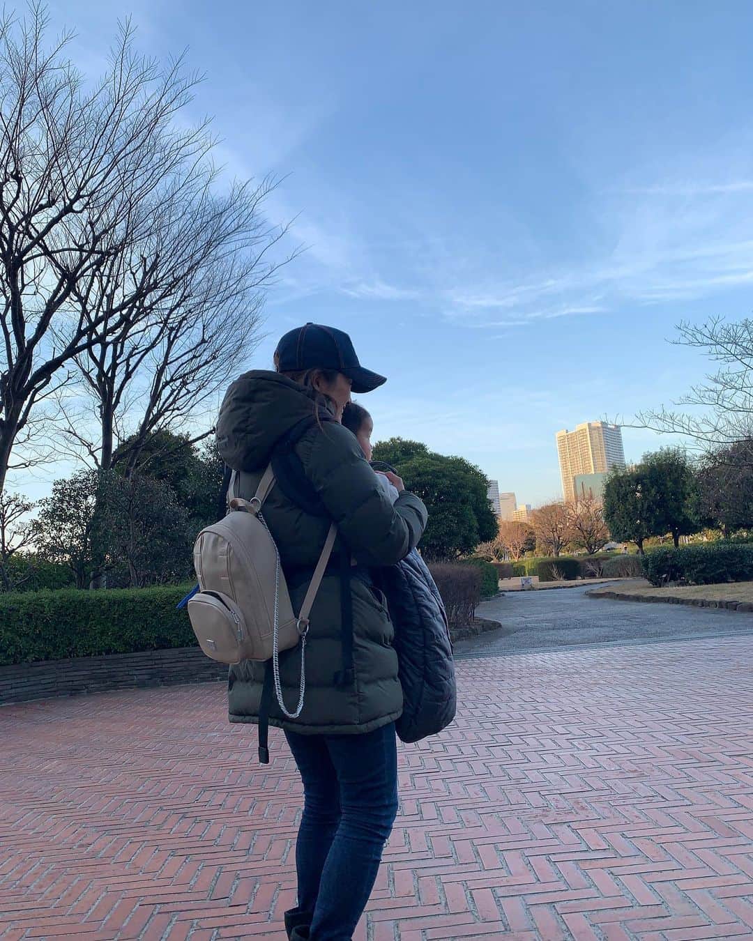 清澤恵美子のインスタグラム：「私はスキー場にいるか、公園にいるかってくらい公園に毎日行ってます😄 公園スタイルはスキニージーンズにダウンにリュックにキャップにアグ❣️ キャップは気分によって変えますが、基本冬は毎日これ！ 最近新しく仲間入りした @douchebagsjapan のリュックにはオムツとお尻拭きとお弁当と飲み物と財布を入れております😄  後ろチャックが空いているところが私らしいところ😂😂  #ただのママスキーヤー　#一歳3ヶ月 #ノースフェイスダウン #ugg #キャップ女子　#douchebagsjapan #dbなわたし」