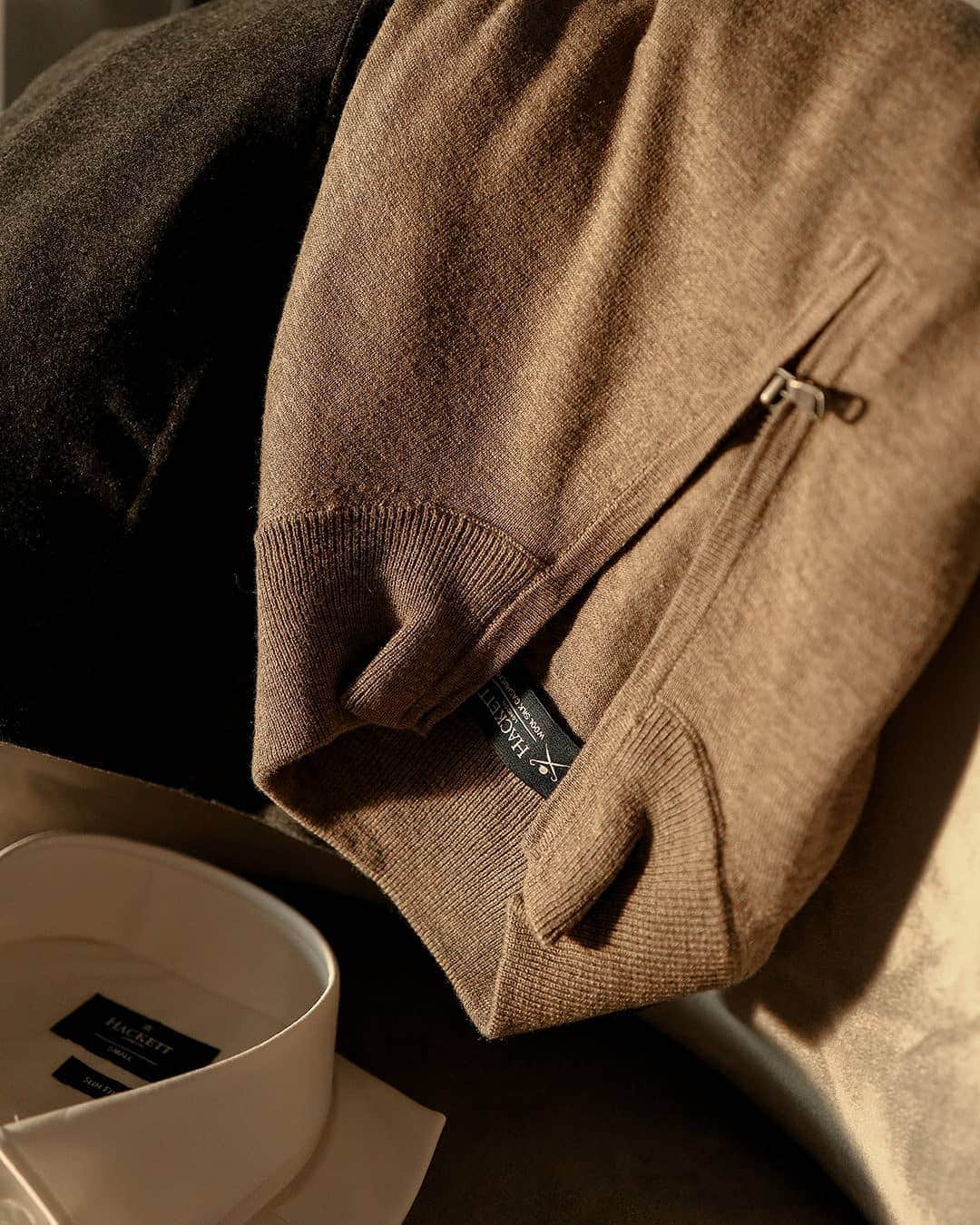 ハケットのインスタグラム：「Sometimes simple pieces are all you need. Prepare for a stylish weekend like @richyskr. Shop our wool-silk-cashmere half zip jumper and other essentials at the link in our bio. #STAYHackett」