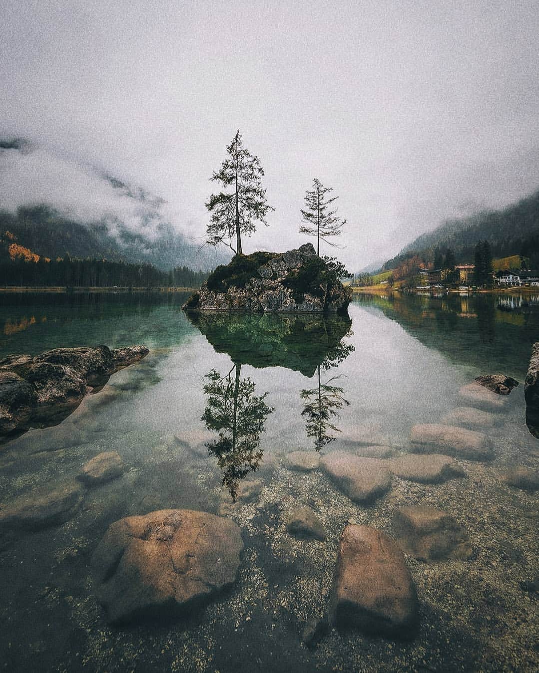 のインスタグラム：「The silence of the lake on a foggy morning. . . . #hellofrom #germany」