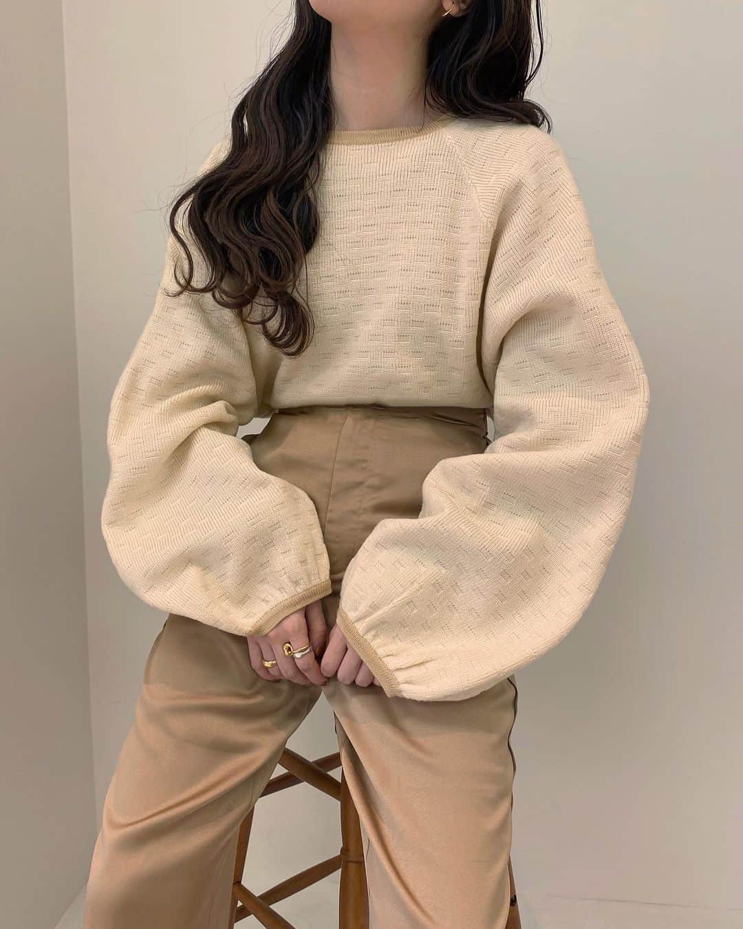 kannnaのインスタグラム：「明日販売のoriginalの spring knit🌸 配色、アミ感、袖のボリューム感 首元の詰まり具合が◎  ボトムもオリジナル！チラッと。  一つ前の投稿に沢山コメントありがとうございます😭 明日明後日に返します♡愛」