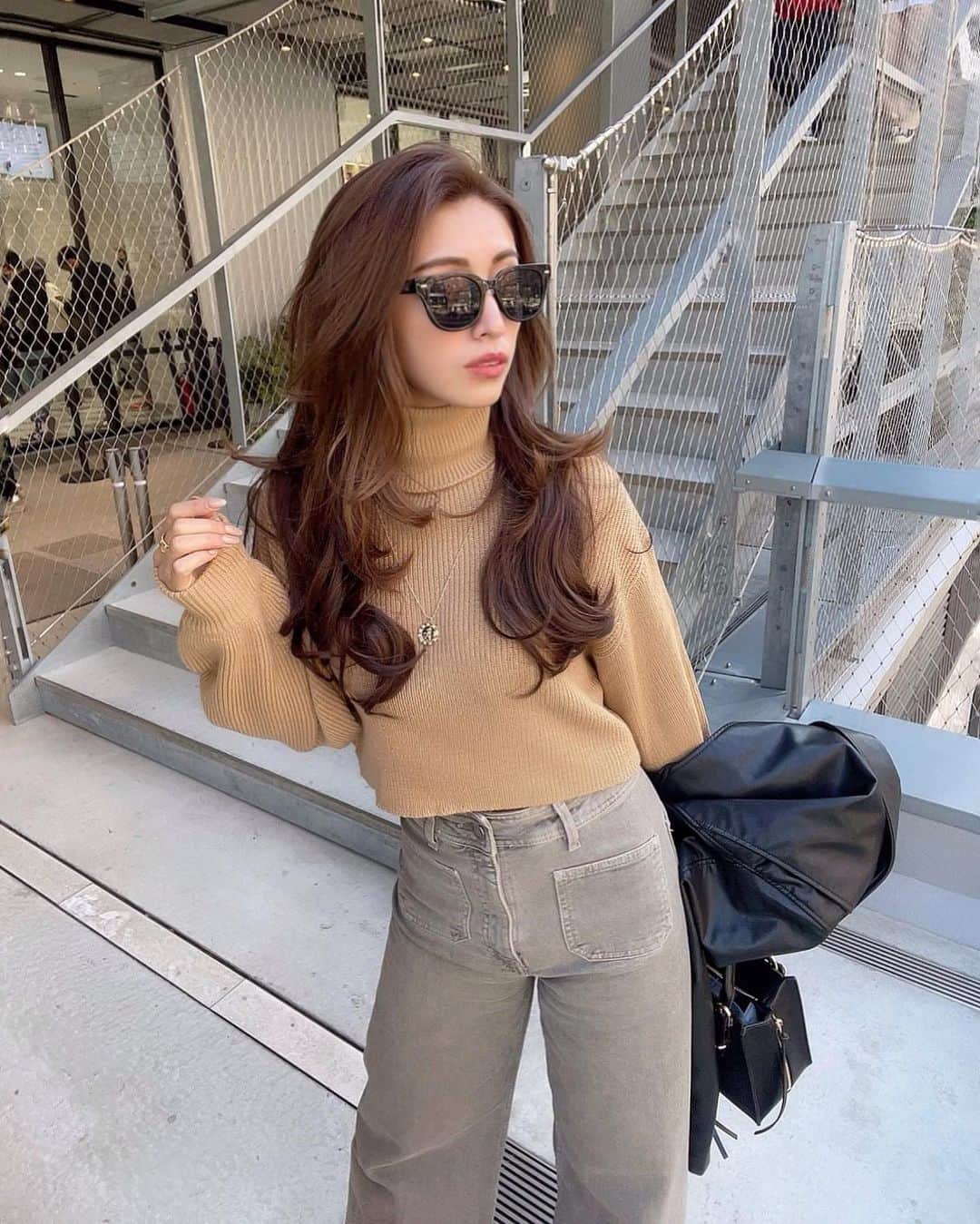 のインスタグラム：「🕶🖤🗯 ㅤㅤㅤㅤㅤㅤㅤㅤㅤㅤㅤㅤㅤ ㅤㅤㅤㅤㅤㅤㅤㅤㅤㅤㅤㅤㅤ マツエク行く前だったから目が質素。 ってことで @urst_sunglasses !! シンプルに黒が使いやすいし 大きさも小さすぎずお気に入り♡ ㅤㅤㅤㅤㅤㅤㅤㅤㅤㅤㅤㅤㅤ ㅤㅤㅤㅤㅤㅤㅤㅤㅤㅤㅤㅤㅤ  #サングラス #miyashitapark  #shibuya #ootd #渋谷」