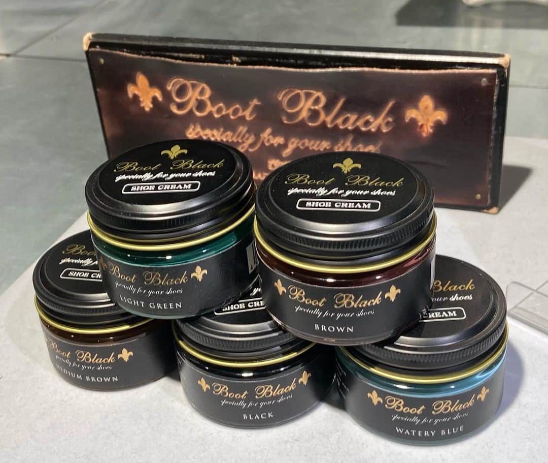 bootblack_officialさんのインスタグラム写真 - (bootblack_officialInstagram)「Boot Black Shoe Cream  The creams are emulsified, formulated with quality waxes which provides color complementing and shining effects.   Available in 38 colors.  #columbus#bootblack#shoecare#shoeshine#shoepolish#shoegazing#shoestagram#mensshoes#mensfashion#leathershoes#madeinjapan#japanmade#bootblackshoecare」2月11日 21時32分 - bootblack_official