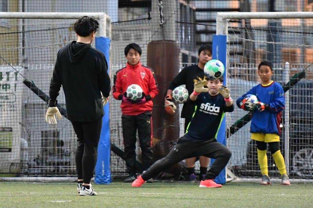 加藤順大のインスタグラム：「少しのレベルアップの積み重ねが大きな選手へのステップアップ。 基本技術の徹底が将来の自分を支える。 今日も皆、素晴らしい集中力でした！！ 2月は無料トレーニングですし、一回是非受けてみて下さい！！ @sunriseone.football  @nobuhiro1 ボール　@park_ssc_japan」