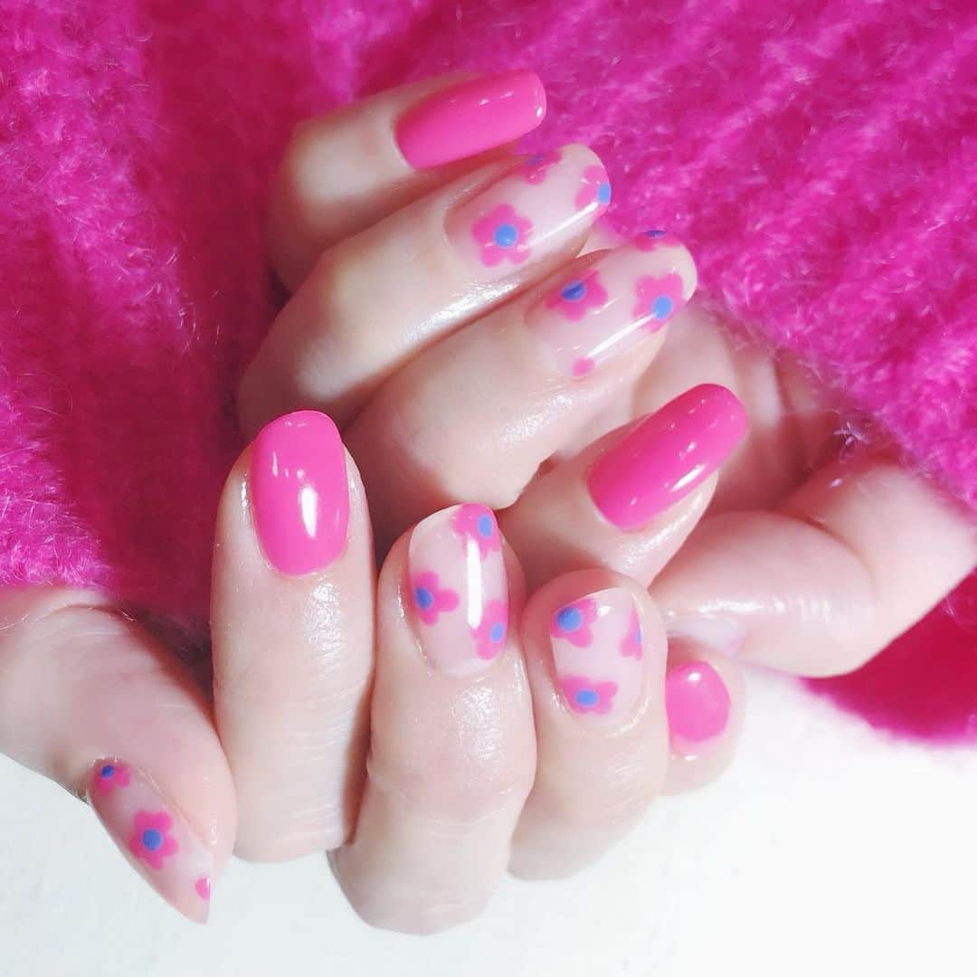 なかやまちえこのインスタグラム：「Pink!!!⠀ ⠀ #nail #nails #nailart #ネイル #美甲 #ネイルアート  #japanesenailart #manucure #japanesenails #manicurist #gelnails #أظافر #네일아트 #미용 #vẽmóng #ngườiđẹp  #เพ้นท์เล็บ #искусствоногтя #artedeuñas #เพ้นท์เล็บเจล #ジェルネイルデザイン #ネイルデザイン #senikuku #nagelkunst #pinknails #フラワーネイル #flowernails #mypanda @mypanda.mypanda @aby_sharenail」