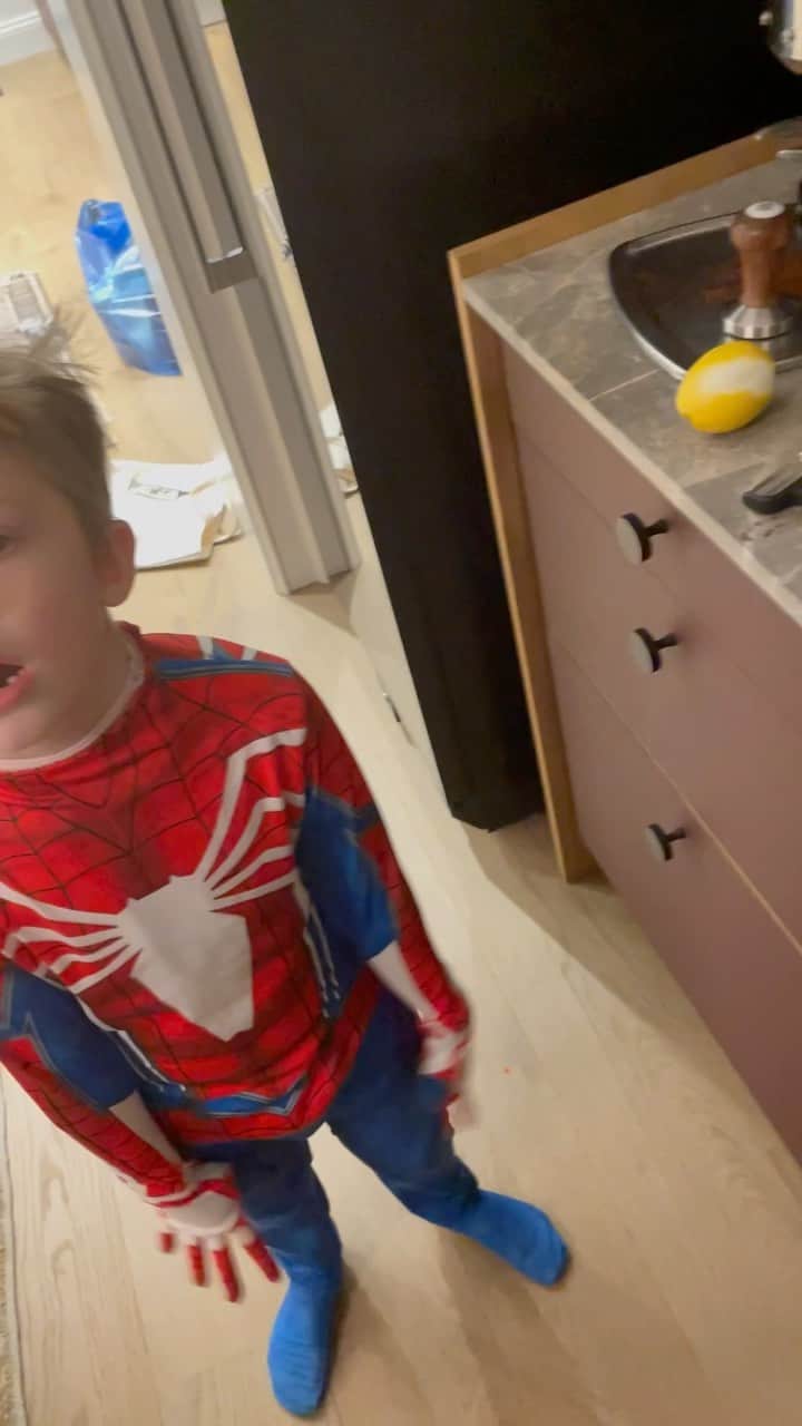 クレア・コフィーのインスタグラム：「Trying to gauge interest in cocktail tutorials directed by a 5-yr-old, pls advise」