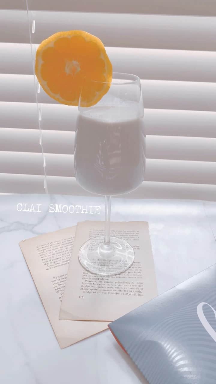 のインスタグラム：「ダイエット朝活。 フルーツスムージーにハマってて 可愛くできた🍊 甘すぎなくてクレイスムージーとオレンジさっぱりして合うね🙆‍♀️ ヘルシーに続けてこ✨ . . . @claysmoothie_official #ダイエット #CLAYSMOOTHIE #クレイスムージー #pr #おうちカフェ #おうち時間 #カフェスタグラム #朝活女子部 #朝活　#ダイエット部」