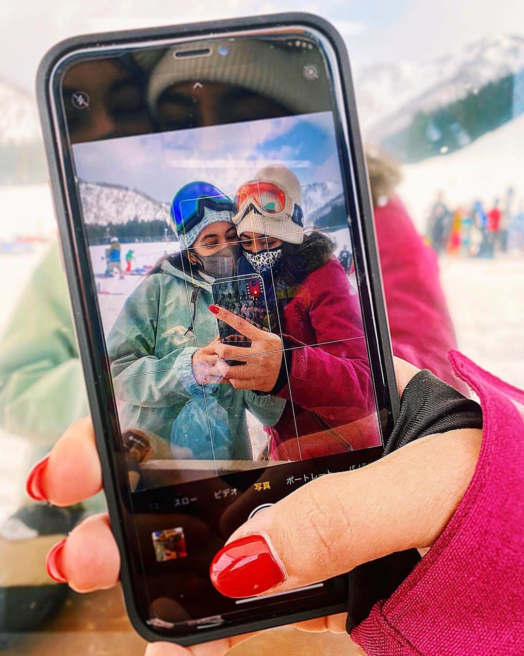 AMIのインスタグラム：「Brrrrrr !!!! 🏂☃️❄️🧤🤍」