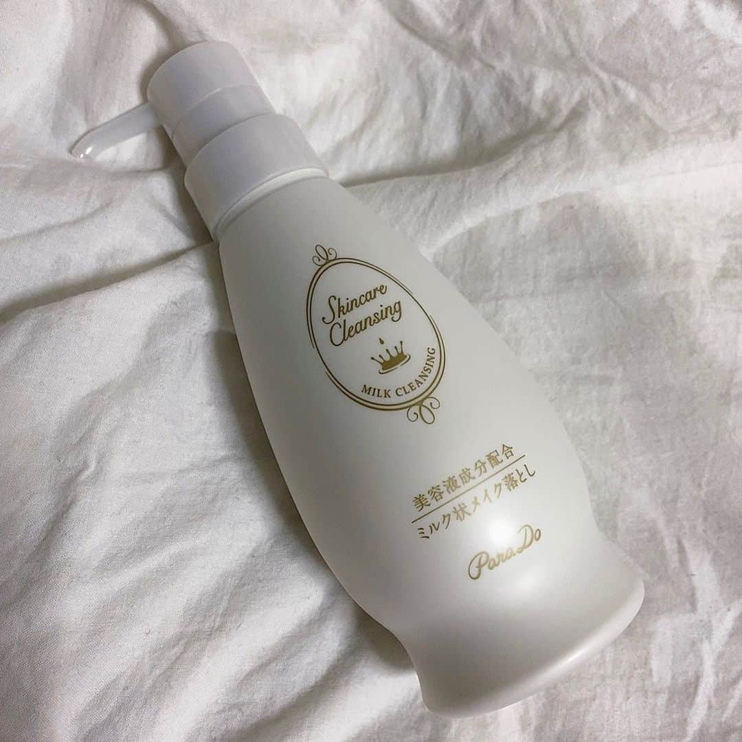 上野優華さんのインスタグラム写真 - (上野優華Instagram)「Parado／skincare cleansing  SNSでコスメを見ていて気になっていたけど、遂にゲット。 クレンジングって色んなタイプがあってどれが合うのかな？って正直難しい…。  しっかりメイクをする事もあるし、簡単にすませることだってあるし。  オイルタイプだけだと肌に負担かかるかな？と思っていたので このミルククレンジングがすごく気になっていました🥺  今日早速使ってみたけど 何これ！？！？！？  これでメイク落ちる…？ってくらい着け心地が軽い。 しかもクレンジング独特の匂いもなくて好きです。  美容液成分が入ってるので 洗い上がりももちっとしてて好きです🥰  めちゃくちゃ面倒くさがりなので やっぱポンプ式が助かるんですよね…笑 楽ちんで。ほぼ毎日お化粧するので 普段使いはこれに決めます🙌  #コスメ #コスメレビュー #プチプラコスメ #スキンケア購入品 #スキンケア #コンビニコスメ #cosmetics #Parado #パラドゥ #スキンケアクレンジング #ミルククレンジング #cleansing」2月11日 21時35分 - yuukaueno0205