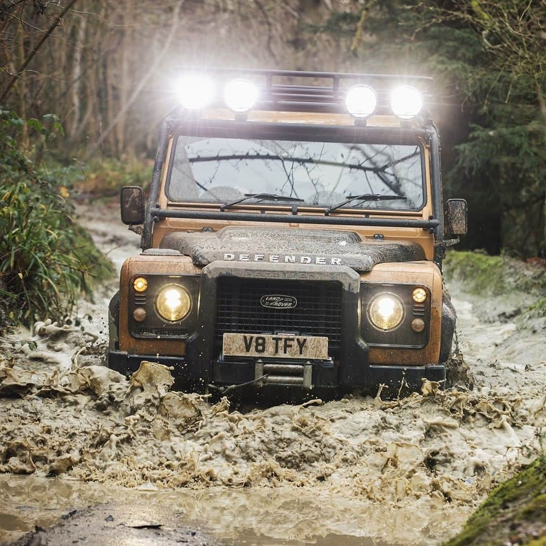 Land Roverさんのインスタグラム写真 - (Land RoverInstagram)「Every #DefenderWorksV8Trophy owner will be invited to take on the Land Rover Trophy adventure competition in Eastnor, inspired by famous #LandRover global adventures and competitions. One-to-one tuition from off-road experts will help drivers develop extreme driving techniques and skills in their own vehicle before putting their training to the test competing for exclusive prizes. Learn more via the link in our bio. @landrover.classic   #OffRoad #Adventure #Expedition #Defender #TeamDefender」2月11日 21時37分 - landrover