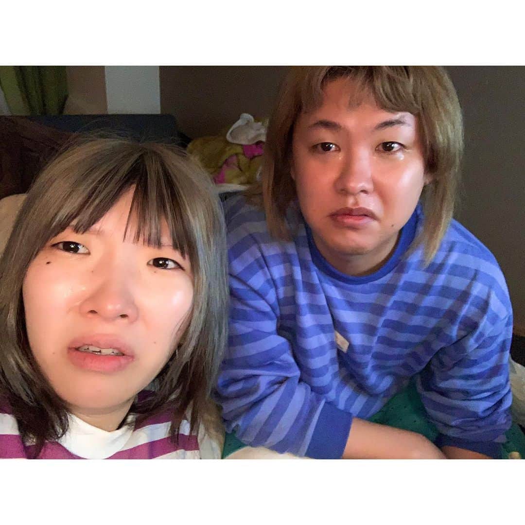 ぺえのインスタグラム：「泣きながら語り合った夜🌙 #涙した夜#妖怪たちの涙 #ほぼ初めましての妖怪と泣き明かした夜 #まあたそとぺえ#妖怪の集い　 #ほぼ初めましてだとは思えなかった #泣いて笑って忙しい夜だった #何事も知らず途中合流してきたフェフ #ゆるゆる女子会#のんき女子会 #笑うことも大事かもしれないけど #自分の感情に素直になって涙を流すことはストレス社会には必要なことだと思う #笑いたくもないのに笑い続けてたら心を保てないし #辛いことや悲しいことを言葉にして涙を流しちゃえば過去の話にできる #いつまでも自分の中で我慢して留めておけばおくほど辛くなる #そしてどうしようもなくなる #正直過去のことなんてどうでもいい #昨日のことだってもう過去の話 #苦しくなって泣いたら明日笑えばいい #今日泣いたことなんて明日になれば過去の話なんだから #昨日泣いてた自分を笑えばいい #いま辛いことも明日笑い話にしよう #そのぐらいの気持ちで生きていこう  #まあたそと語ってる動画YouTubeにアップしたので見てね」
