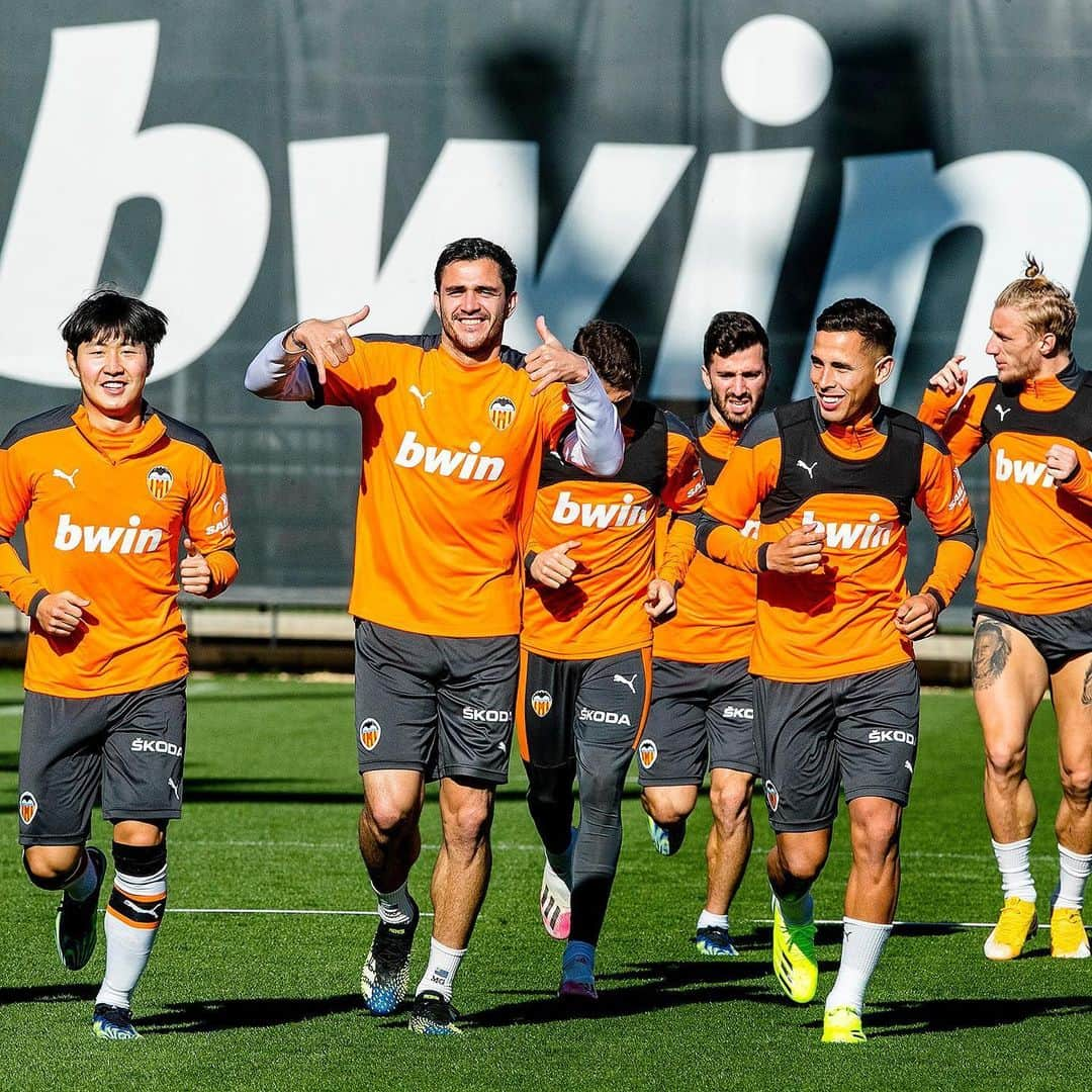 バレンシアCFさんのインスタグラム写真 - (バレンシアCFInstagram)「🤙🏻Charrúa 🤙🏻🇺🇾  😃 Cuando sabes que este domingo hay un partidazo #RealMadridValencia ⚪🦇  #AMUNTValencia ⚽ #LaLiga #ValenciaCF @maxi_gomez9」2月11日 21時39分 - valenciacf