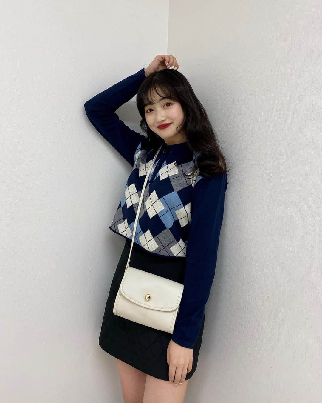 河﨑莉奈さんのインスタグラム写真 - (河﨑莉奈Instagram)「🤍💙  knit♡ @oopsydaisy_official  skirt♡ @berin__official  bag♡ @gypsophila1662」2月11日 21時40分 - rinya5588