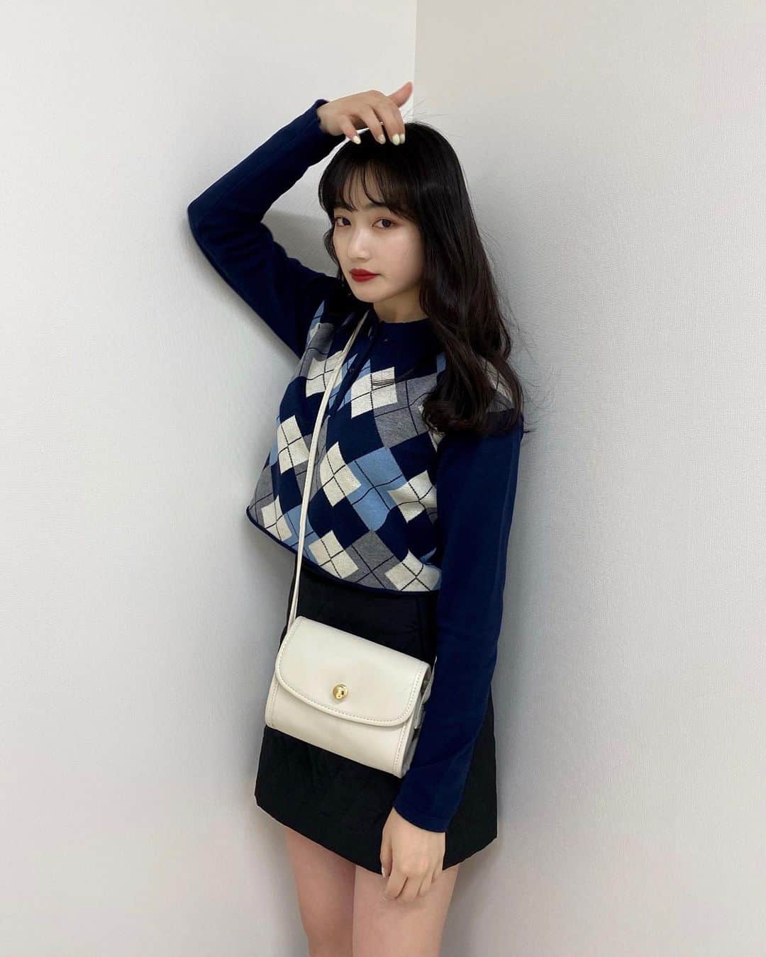河﨑莉奈のインスタグラム：「🤍💙  knit♡ @oopsydaisy_official  skirt♡ @berin__official  bag♡ @gypsophila1662」