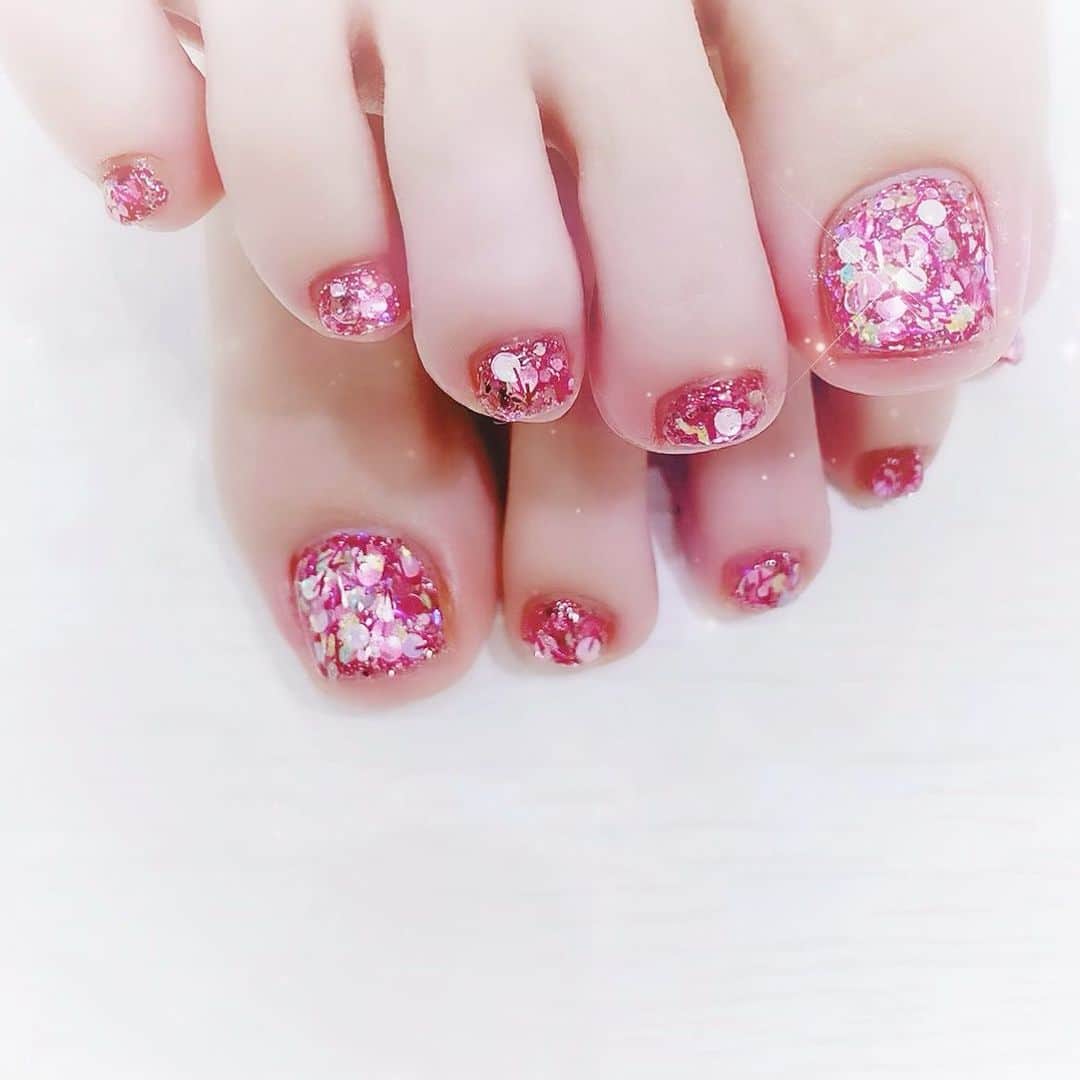 なかやまちえこのインスタグラム：「Pink glitter✨⠀ ⠀ glitterは @aby_sharenail にあるピンク系を重ね合わせました。⠀ #nail #nails #nailart #ネイル #美甲 #ネイルアート  #japanesenailart #manucure #japanesenails #manicurist #gelnails #أظافر #네일아트 #미용 #искусствоногтя #artedeuñas #เพ้นท์เล็บเจล #ジェルネイルデザイン #ネイルデザイン #senikuku #nagelkunst #footnails #フットネイル #ペディキュア #グリッターネイル #ラメネイル #glitternails #pinknails #ピンクネイル #ちゃあぽん @chapon_930 @aby_sharenail」