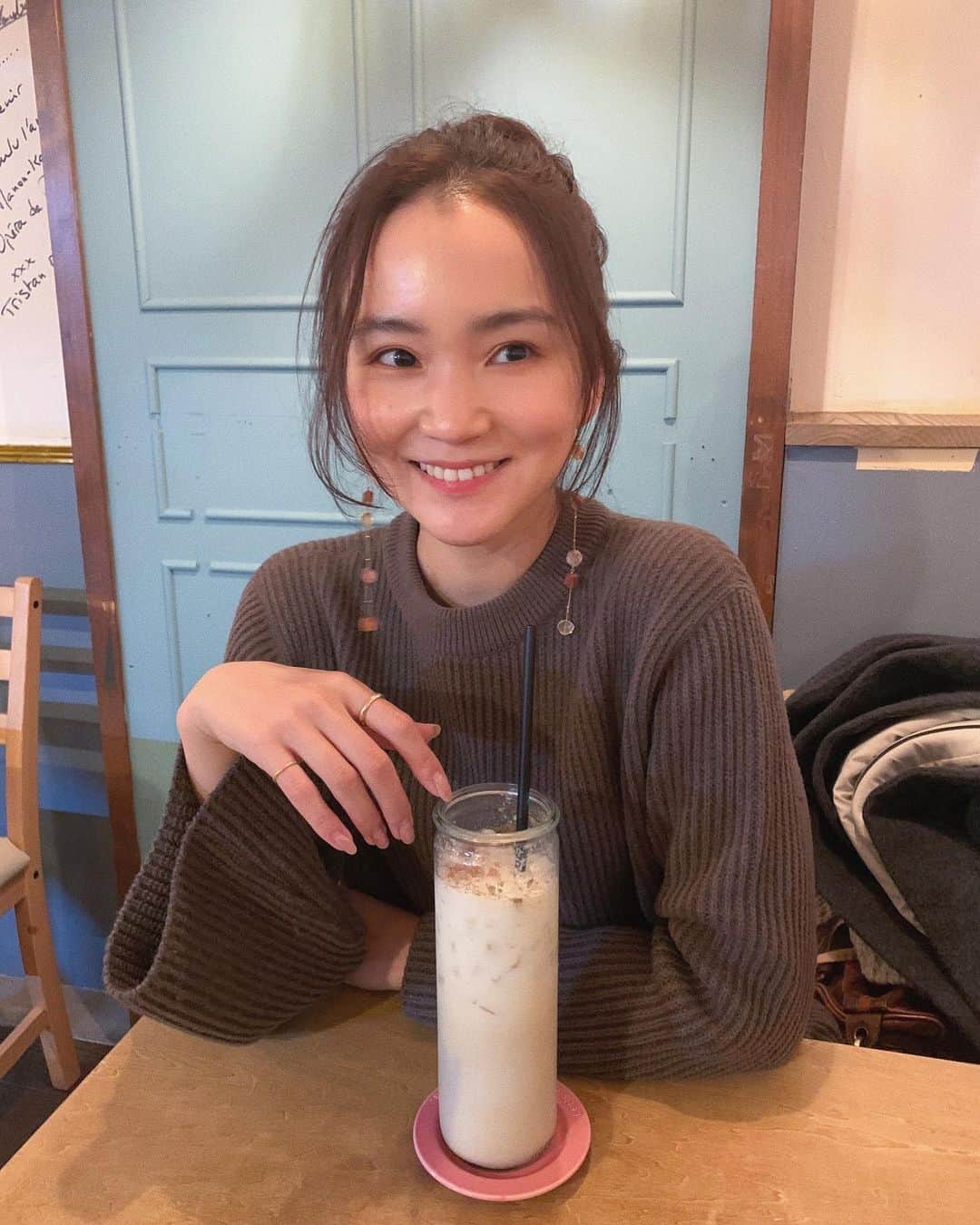 遠藤瞳のインスタグラム：「☕️🤍 . ブラック飲めないから コーヒーにはあっさり気分ならオーツミルク🥛 ちょっとこっくり気分ならアーモンドミルクかソイ🥛 . この日はチャイだけど🤣 . #café #☕️ #☕︎   #instalike #instadaily  #instaphoto #instapicture #instapic #photooftheday  #cafe #cafetime #cafestagram #カフェ #東京カフェ #カフェ巡り #☕️❤️」