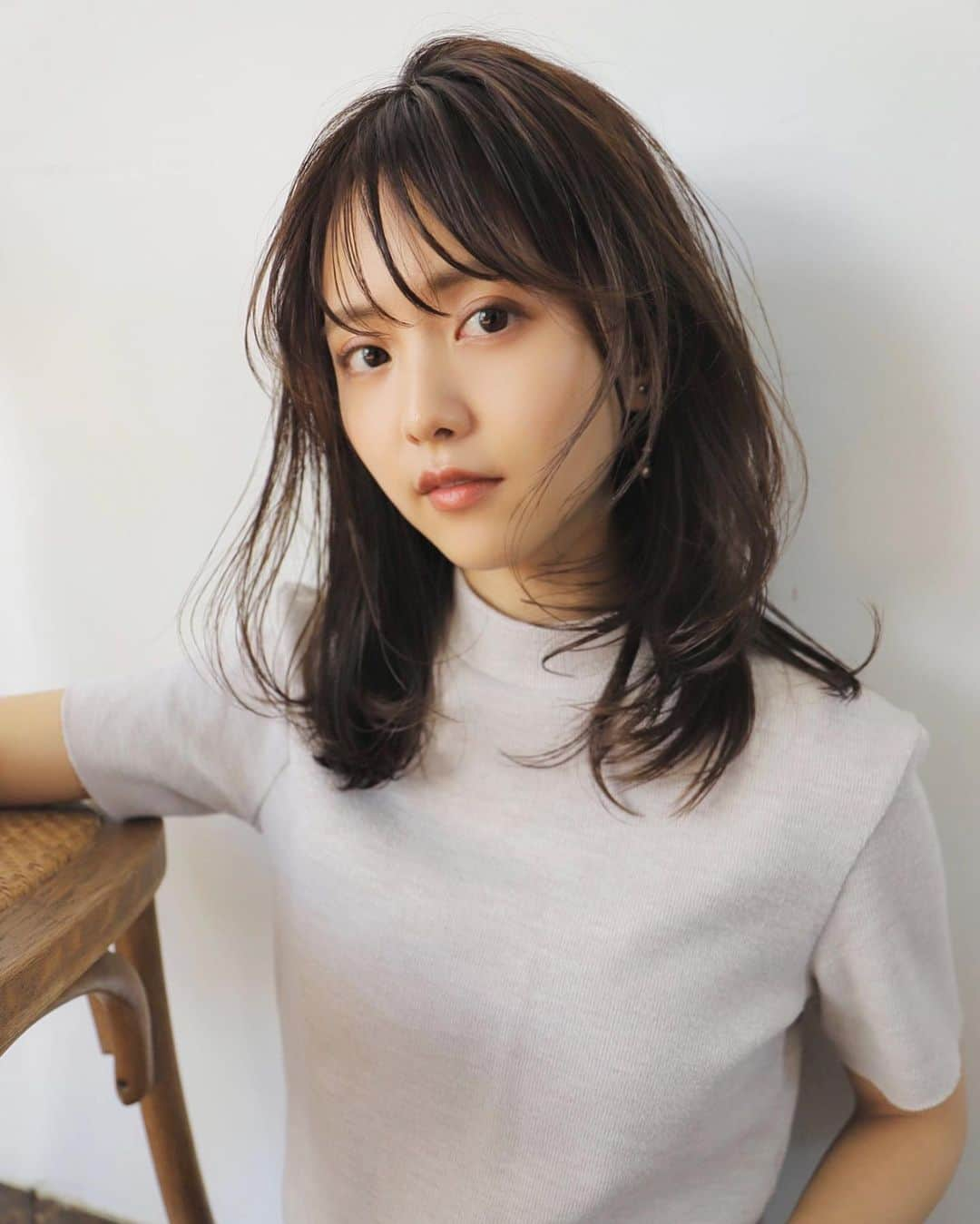 齋藤純也さんのインスタグラム写真 - (齋藤純也Instagram)「バランスのヘアスタイルの作り方 髪質が硬めの方は柔らかく見えるようにハサミの入れ方に気をつけて 丸みが欲しい位置にレイヤーを入れます 人によって全然違うオーダーメイドなヘアスタイル作ります  ..... .... ... .. . L.O.G 代表 齋藤純也 大変申し訳ございませんが初回割引等を行なっておりません、その分全力で施術させていただきます。  ✴︎PRICE✴︎ シャンプーブロー✂︎2000円 カット✂︎7000円 カラー✂︎7000円  カットなしの場合シャンプーブロー料金+2000円 ブリーチor3Dハイライト施術はプラス6000円です。 パーマ✂︎7000円 トリートメント✂︎種類多数によりカウンセリングで決めさせていただきます。4000円〜10000円 縮毛矯正✂︎14000円、前髪のみは6000円 ・ ネット予約が×の所もお電話かDMで時間調整できますので気軽にご連絡ください！ tel  03-6427-3639 ・ ・ ✔️群馬県伊勢崎市で出勤するスケジュールです 群馬店は料金が異なります、お問い合わせください 群馬のご予約はＤＭまたはホットペッパービューティーでL.O.G by U-REALM 伊勢崎を検索✂︎ 在籍日程が少なくて申し訳ありません。 母が営むこじんまりとした美容室です。 薬剤は最新のものを揃えました 群馬県伊勢崎市宮前町146-1 美容室 髪純 tel 0270-25-8175 群馬店スタッフのアカウントです。 お問い合わせ等はこちらにお願い致します。 狩野純一郎(@kano.l.o.g ) 渡辺健太郎(@log_kentaro ) ..... 在籍日程になります。 2/17水曜日 2/24水曜日 3/3水曜日 3/10水曜日 3/17水曜日 3/24水曜日 3/31水曜日 よろしくお願いします！」2月11日 21時50分 - saito_jyunya