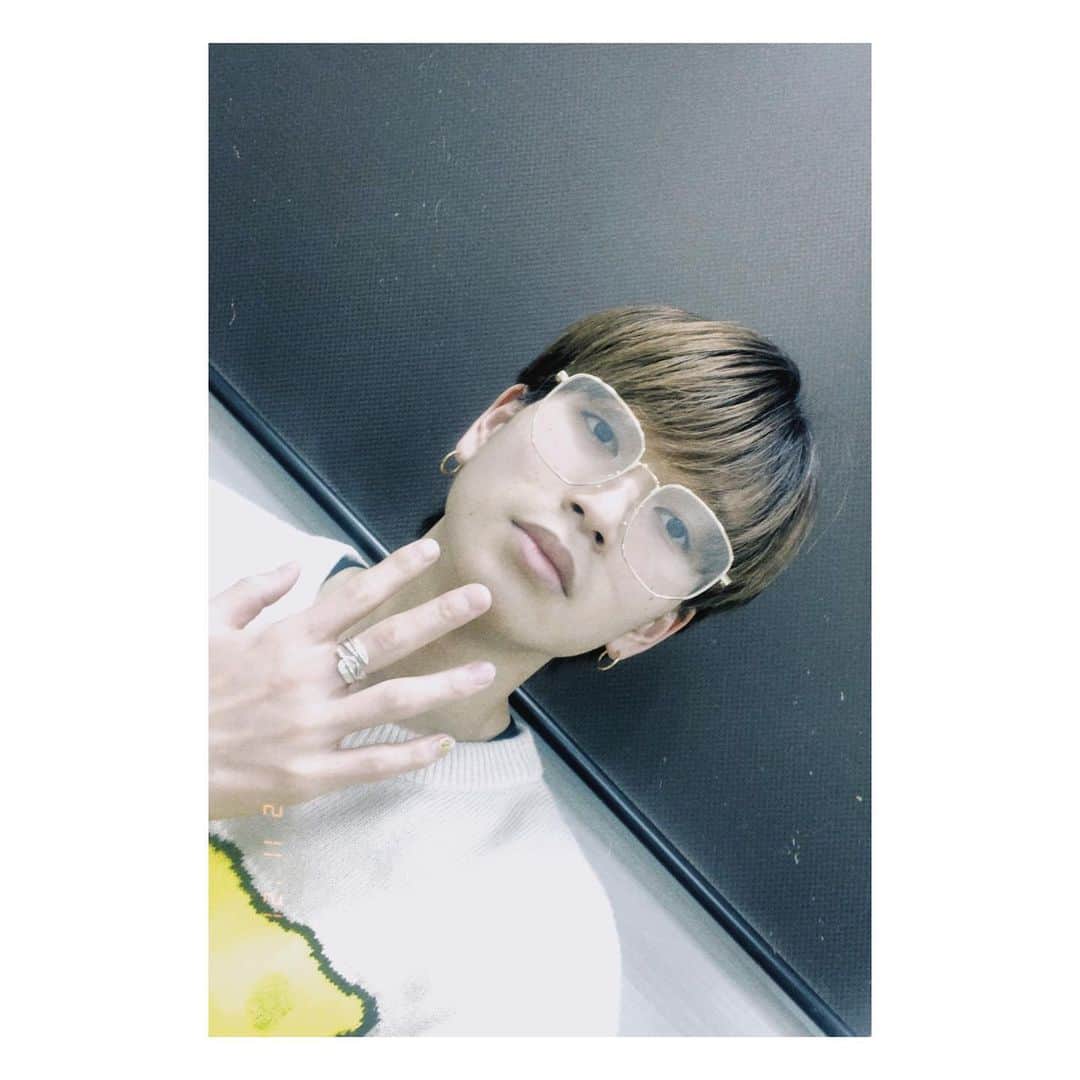 鈴木曉（WATWING）さんのインスタグラム写真 - (鈴木曉（WATWING）Instagram)「😎 #最近眼鏡をかけております#後左薬指に隠れスポンジボブがいる#見つけられたかな」2月11日 21時51分 - asahi_watwing