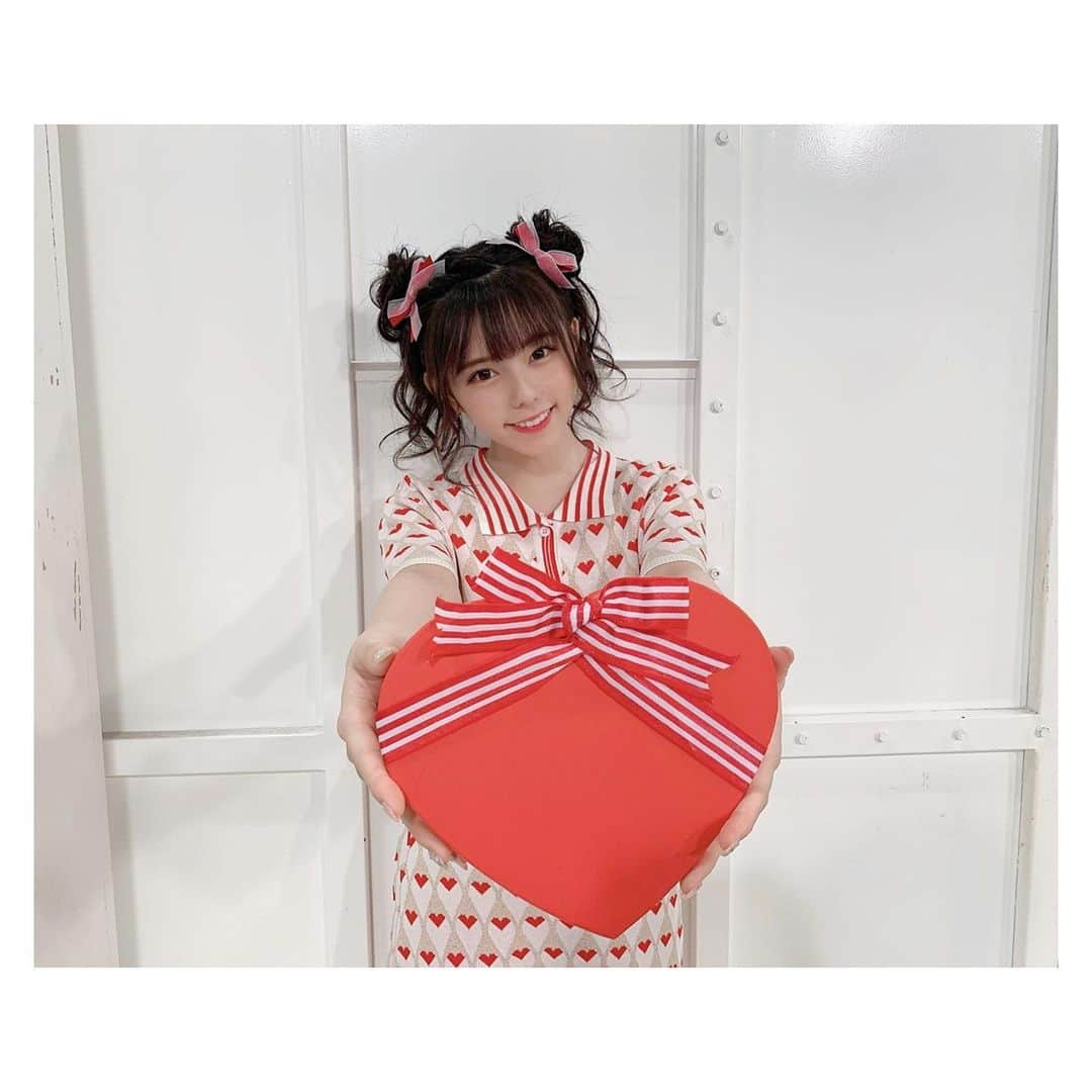 大森莉緒さんのインスタグラム写真 - (大森莉緒Instagram)「・ ・ 受け取ってください…🎁❤ ・ ・ バレンタインのオフショット〜〜😈 ・ 生写真は、明日の18:00〜公式ショップにて予約開始なので、是非GETしてね😋✨ ・ ・ #大森莉緒 #おーりお #おりおんず #ラストアイドル #バレンタイン #くまさんヘアー #valentine #love #instagood #instapic #instaphoto #good # #좋아요 #셀카 #셀카그램 #추억 #먹스타그램  #발렌타인데이」2月11日 21時44分 - rio.ohmori