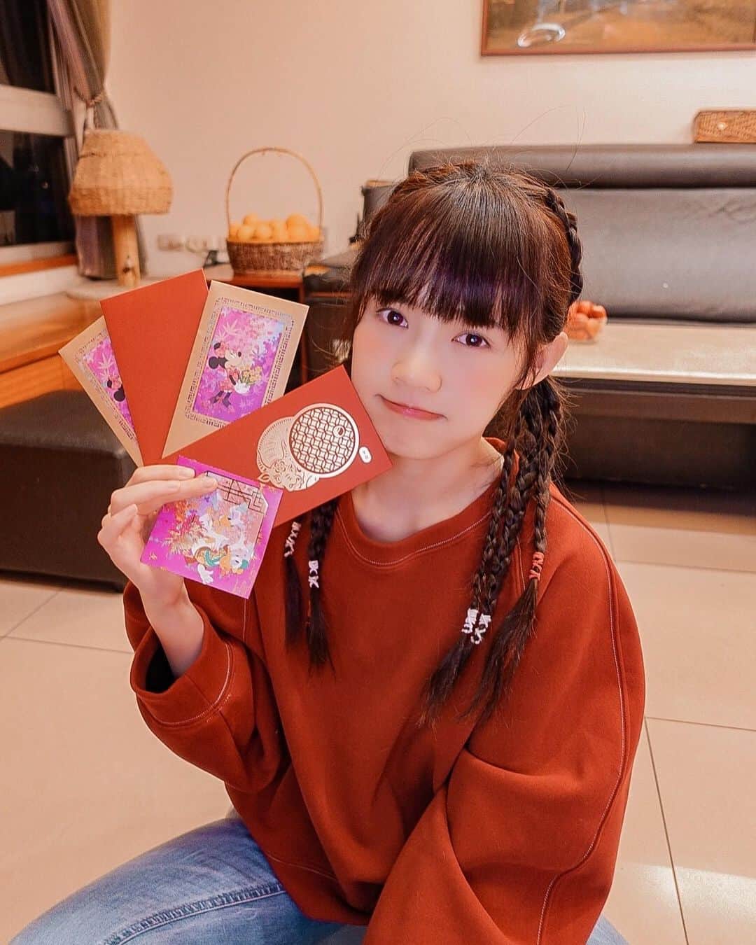 ウー・シンティーのインスタグラム：「Yeah～～～新年快樂！！！ 這些都是 過年要包出去的紅包🥲🧧  #恭喜發財 #新年快樂 #牛轉乾坤 #吉祥如意 #時來運轉 #心想事成  還有什麼吉祥話～～～  吳家人們來給大家拜年❤️」