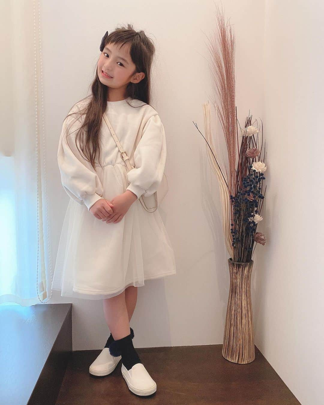 ♡KAO♡のインスタグラム：「： ： #おりんコーデ #rinchancode ♡♡♡ ： @dholic_kids_official coordinate♡ ： 私が大好きな @dholic_official から KIDSのお洋服が出たなんて❤ 嬉しすぎる(*ˊᗜˋ*)⊃―☆.＊・.*◦ 相変わらずKIDSも可愛いのいっぱいだった♡ ： ： その中でも一目惚れしたこのワンピース お袖ポワンにチュール♡♡ 他のcolorも可愛かったよ！ 付けたヘアリボンも可愛いの▶◀*.゜♡ 是非checkしてみてね♡  ： ： ┈┈coordinate item┈┈┈┈┈┈┈┈ onepiece/hairribbon▹▸ @dholic_kids_official  #dholic #dholickids   ［125cm/size XL］ ┈┈┈┈┈┈┈┈┈┈┈┈┈┈┈┈┈┈┈┈ ： ： ： ： ： ： ： ： ： ： ： ： ： ： ：  #ig_kidsfashion #kidsfashion #親バカ #ig_oyabakabu #親バカ部 #娘 #6歳 #女の子 #インスタキッズ #ig_kids #mamanoko #ママリ #hugmug #コドモノ #キッズファッション #コドモダカラ #comona #キッセレ #ママタス #プチプラコーデ  #キッズコーデ #韓国ファッション #韓国子供服」