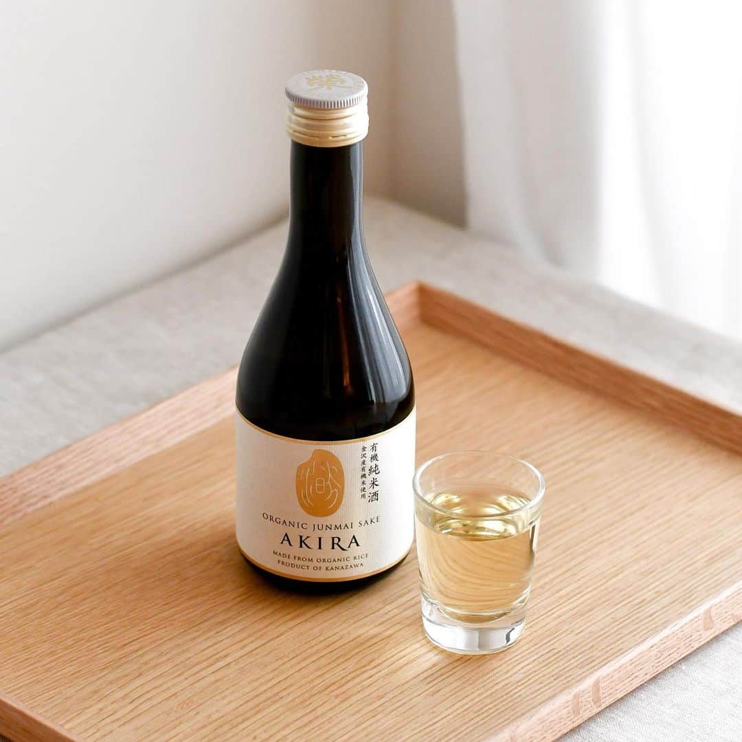 BIO-RAL靭店さんのインスタグラム写真 - (BIO-RAL靭店Instagram)「・ 「中村酒造　AKIRA 有機純米酒 300ml」  中村酒造のAKIRAは、酒米ではなく食用米を使っている「無ろ過」の有機純米酒です。 完全な透明ではなく綺麗な黄金色をしているお酒はしっかりしたお米の味わいが特徴。  おすすめの飲み方は、お米の香りと味わいがしっかりと感じられる「ぬる燗」ぜひお試し下さい★  中村醸造について→→→金沢の文化・風習と食を大切に守りながら酒づくりに取り組んでいる蔵元。 化学薬品を一切使用しない廃水処理により地域に安心の排水を排出し、環境保全に取り組んでいます。  #ビオラル #bioral #bio-ral #ビオラル靭店 #スーパーライフ #ライフコーポレーション #阿波座 #阿波座スーパー #靭公園 #ライフ #ナチュラルスーパーマーケット #ナチュラルマーケット #スーパーマーケット #大阪スーパー #西区スーパー #bio #organic #sake #中村酒造 #有機のお酒 #有機純米酒 #AKIRA #有機の日本酒 #美味しい日本酒」2月11日 21時46分 - bioral_west