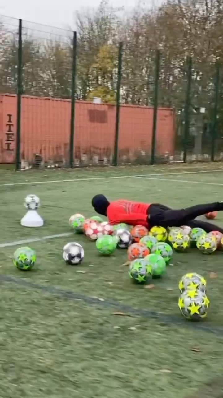 F2Freestylersのインスタグラム：「Tag a mate who could take on the World Ball Surf Champion! 😂⚽️🏄🏻‍♂️  #football #footballskills #footballtricks #ronaldo #messi #mbappe #neymar #soccer #soccerskills #soccerlife #soccerlife #footballgame #trickshot」