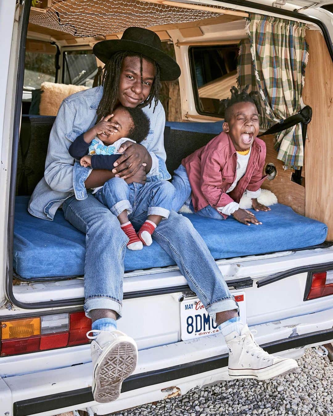 ベン・ワッツのインスタグラム：「Just out @bstereo @jstereogram family x @oldnavy LA .....some Bts #family #denim #love #goodvibes #benwatts」