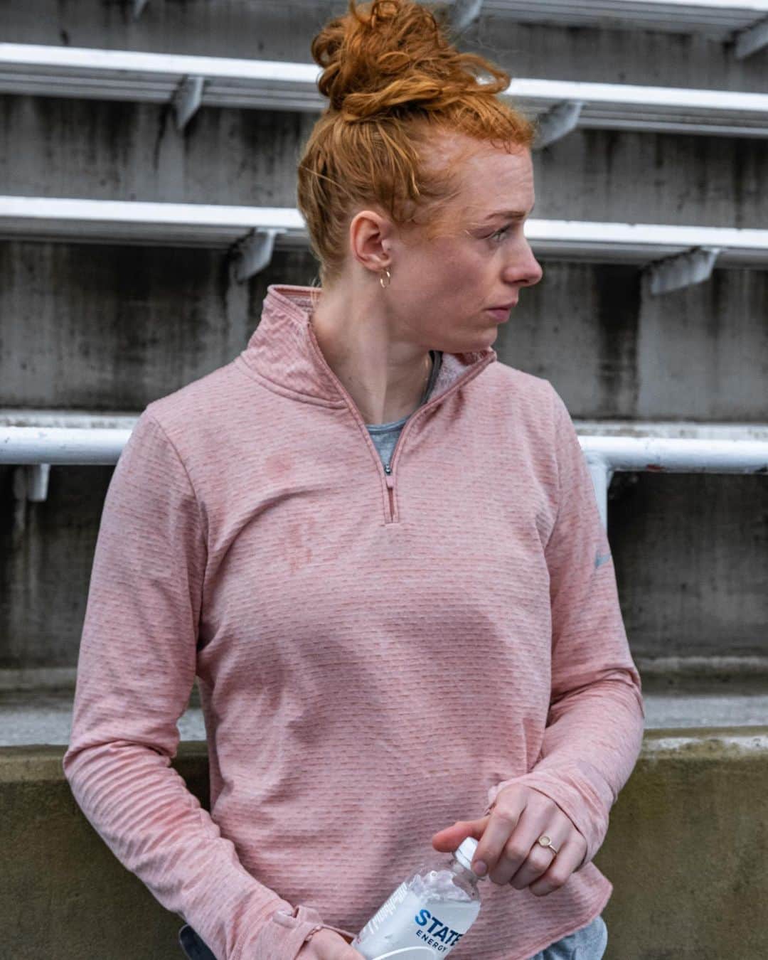 マチルドU・クラマーのインスタグラム：「Højt at flyve, dybt at falde....   Tingene kørte rigtig godt og det så lovende ud for indendørssæsonens sidste konkurrencer. Men til træning i tirsdags fik jeg en fibersprængning i baglåret - helt ud af det blå - ingen varsel....  Weekendens stævne i Gent samt næste uges DM er udelukket og det bliver et kapløb med tiden ift. at skulle stå klar på startstregen på 60m om 24 dage til EM!   Vi sætter alt ind og giver det et helhjertet forsøg. Genoptræningen er allerede i fuld gang og så må tiden vise om det lykkes for os.   MEN ingen tvivl om at det er noget pisse lort og at det simpelthen føles så URETFÆRDIGT! 😞」