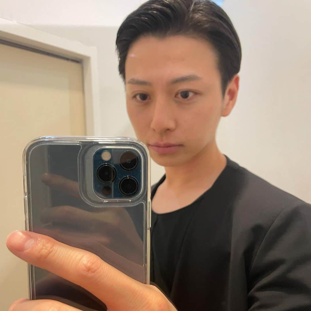 のインスタグラム：「最近はデコだして運気 UPをねらってる✨ でこを出すと運気 UPするんだって🙋‍♂️✨  #おでこ　#でこだし　#ヘア　#メンズヘア　#美容男子　#瀬戸口弘樹　#バチェロレッテ　#35歳　#アラフォー　#美肌　#美肌ケア　#スキンケア　#メンズ美容　#メンズコスメ　#スキンケアアドバイザー見習い　#スキンケアアドバイザー　#スキンフルエンサー　#skincare #skinfluencer #メンズビューティー　#japan」