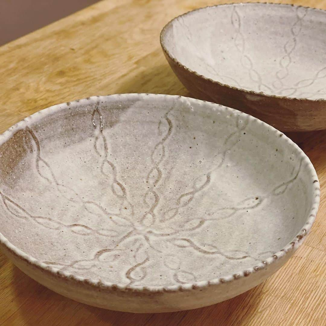 鈴木美穂のインスタグラム：「@yukopottery の個展へ。 長く大切に使いたい器を手に入れ、大満足。 早速この器で夕飯を食べたら美味しさ100倍でした！」