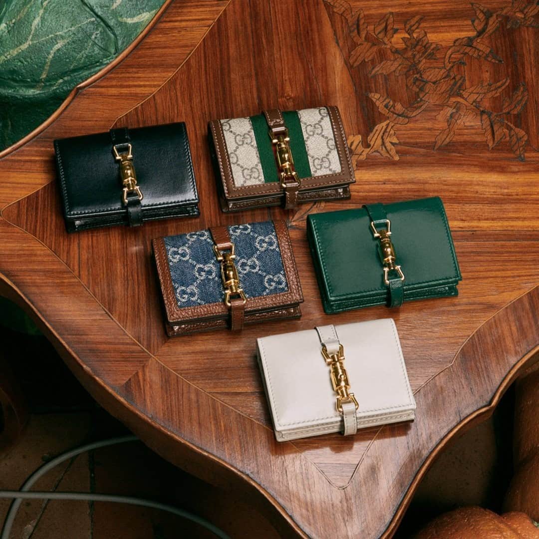 のインスタグラム：「The #GucciJackie1961 card case wallet, derived from the handbag collection is based on a design created in 1961, features the definitive piston hardware and comes in a range of rich leathers as well as classic monogram canvas and the new GG Denim jacquard. Discover more through link in bio. #AlessandroMichele」