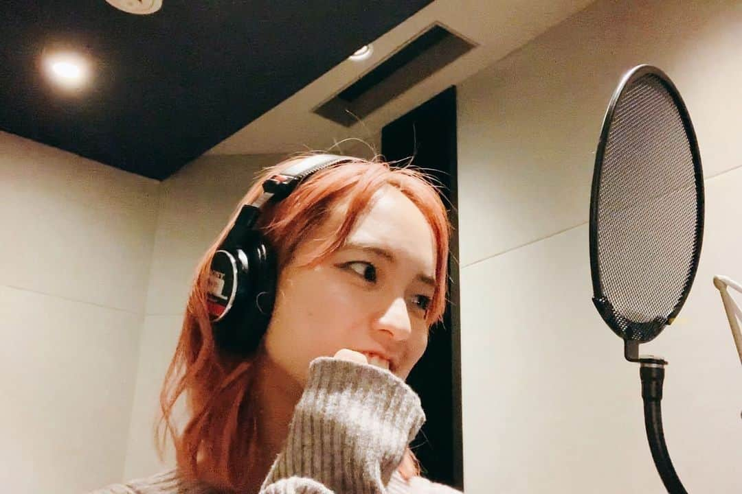 レオラさんのインスタグラム写真 - (レオラInstagram)「Recording🎙 試しにカメラ回してみたら、 笑ったり、頭抱えたり忙しい🙉笑 動画まとめたら、Leola channel行きかな👍」2月11日 21時54分 - leola_official