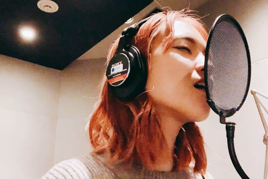 レオラさんのインスタグラム写真 - (レオラInstagram)「Recording🎙 試しにカメラ回してみたら、 笑ったり、頭抱えたり忙しい🙉笑 動画まとめたら、Leola channel行きかな👍」2月11日 21時54分 - leola_official