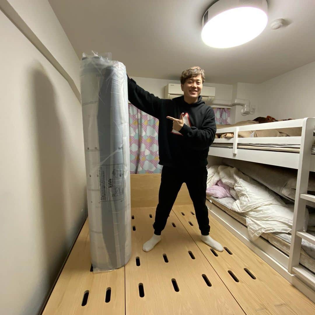 エハラマサヒロさんのインスタグラム写真 - (エハラマサヒロInstagram)「家をコアラマットレスで埋め尽くしたろかなと思って枕6個とソファベッドとクイーンサイズのベッド買った😁  #組み立てが工具なしでカッコいい #10分で終わるとんでもない仕様カッコいい #フカフカすぎてカッコいい #ついにコアラマットレス来た #コアラマットレス #快眠」2月11日 21時58分 - eharamasahiro
