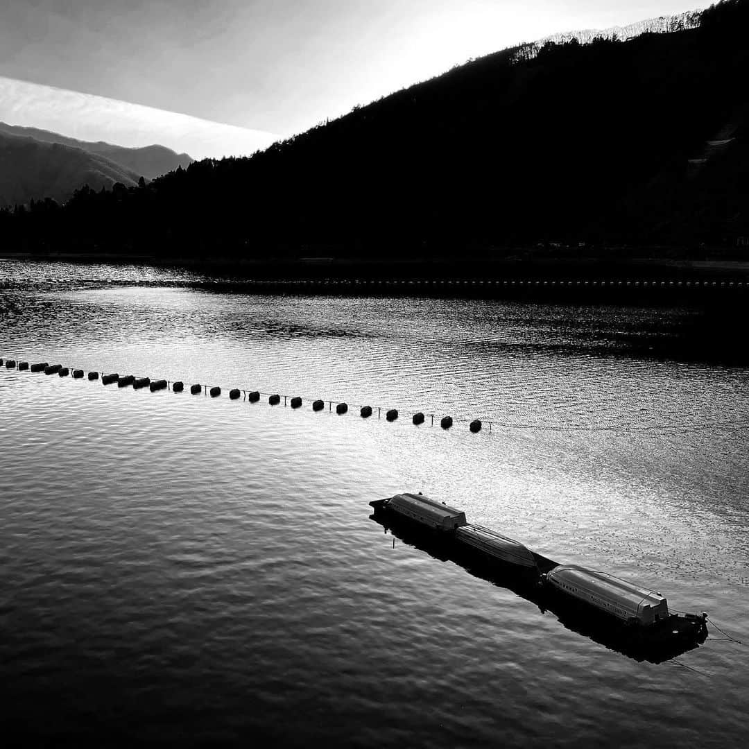 naotakeのインスタグラム：「ダム - A dam / iPhone 12 Pro Max & Snapseed, 20210212 . . クルマに乗ると思考のスピードが速くなる（ような気がする）のは、私だけではないらしい。 . . #spicollective #royalsnappingartists #infamous_family #rsa_main #infinity_photo_cult #jp_gallery_member #jp_gallery_bnw #trb_bnw #wp_bnw  #bnw_life #bnwlife_member #bnw_life_shots #bnw_captures #world_bnw #top_bnw #team_jp_ #team_jp_モノクロ #ig_energy_bw #ig_nihon #streetphotographybnw #igersjp #blackandwhite #bnw #bnwphoto #monochrome #bw #bnwphotography #ShotOniPhone #shotoniphone12promax」