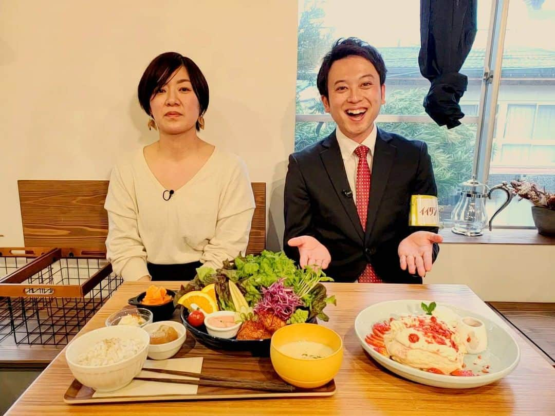 飯田嘉太さんのインスタグラム写真 - (飯田嘉太Instagram)「🥞 今日のイイダジャーナルは 鶴来の開運カフェストリート第❷弾👍 ・ ・ 卵をふんだんに使ったパンケーキが自慢のたまごのゆめ🥚 フワフワで濃厚な生地の秘密は使う卵の量👌 共同経営の福島さんと石田さんは ｢たまごがウチのパンケーキになりたい｣って 思えるものを作りたいという強い思いをお持ちです👏 ・ ・ 更に野菜たっぷりのランチも大人気🧅 ドレッシングも自家製にこだわり①日限定⑩食です😲 ・ ・ 頂く前の取材で ランチも食べてパンケーキも平らげる 女性のお客さんが沢山いて驚きましたが ランチの絶妙な分量＋パンケーキの軽さでいけちゃいます😋 ・ ・ 今回カットになりましたが 取材日が福島さん①人で大変そうでしたので お皿運びとテーブル吹きのお手伝いをしました(笑) そして④人の男の子を育てるお母さんは たくましくただただ尊敬でした💪 ・ ・ 不定休でランチにも限りがあるので 行く際はお店に電話するのが良いかと思います😌 パンケーキは⑧種類🥞ランチのおかずも定期的に変わるそう🍴  #石川テレビ #石川さん #livenews #イット #イイダジャーナル #白山市 #鶴来 #開運カフェストリート #カフェ #Cafe #たまごのゆめ #🥞 #古民家カフェ #パンケーキ #いちご #Wクリーム #いちごのパンケーキ #ランチ #野菜もりもり #自家製 #ドレッシング #アナウンサー #飯田嘉太」2月11日 22時01分 - kabuto_iida