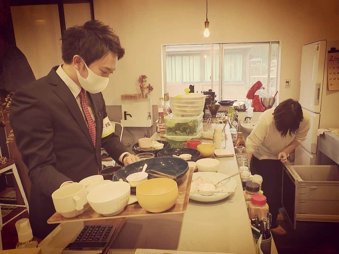 飯田嘉太さんのインスタグラム写真 - (飯田嘉太Instagram)「🥞 今日のイイダジャーナルは 鶴来の開運カフェストリート第❷弾👍 ・ ・ 卵をふんだんに使ったパンケーキが自慢のたまごのゆめ🥚 フワフワで濃厚な生地の秘密は使う卵の量👌 共同経営の福島さんと石田さんは ｢たまごがウチのパンケーキになりたい｣って 思えるものを作りたいという強い思いをお持ちです👏 ・ ・ 更に野菜たっぷりのランチも大人気🧅 ドレッシングも自家製にこだわり①日限定⑩食です😲 ・ ・ 頂く前の取材で ランチも食べてパンケーキも平らげる 女性のお客さんが沢山いて驚きましたが ランチの絶妙な分量＋パンケーキの軽さでいけちゃいます😋 ・ ・ 今回カットになりましたが 取材日が福島さん①人で大変そうでしたので お皿運びとテーブル吹きのお手伝いをしました(笑) そして④人の男の子を育てるお母さんは たくましくただただ尊敬でした💪 ・ ・ 不定休でランチにも限りがあるので 行く際はお店に電話するのが良いかと思います😌 パンケーキは⑧種類🥞ランチのおかずも定期的に変わるそう🍴  #石川テレビ #石川さん #livenews #イット #イイダジャーナル #白山市 #鶴来 #開運カフェストリート #カフェ #Cafe #たまごのゆめ #🥞 #古民家カフェ #パンケーキ #いちご #Wクリーム #いちごのパンケーキ #ランチ #野菜もりもり #自家製 #ドレッシング #アナウンサー #飯田嘉太」2月11日 22時01分 - kabuto_iida